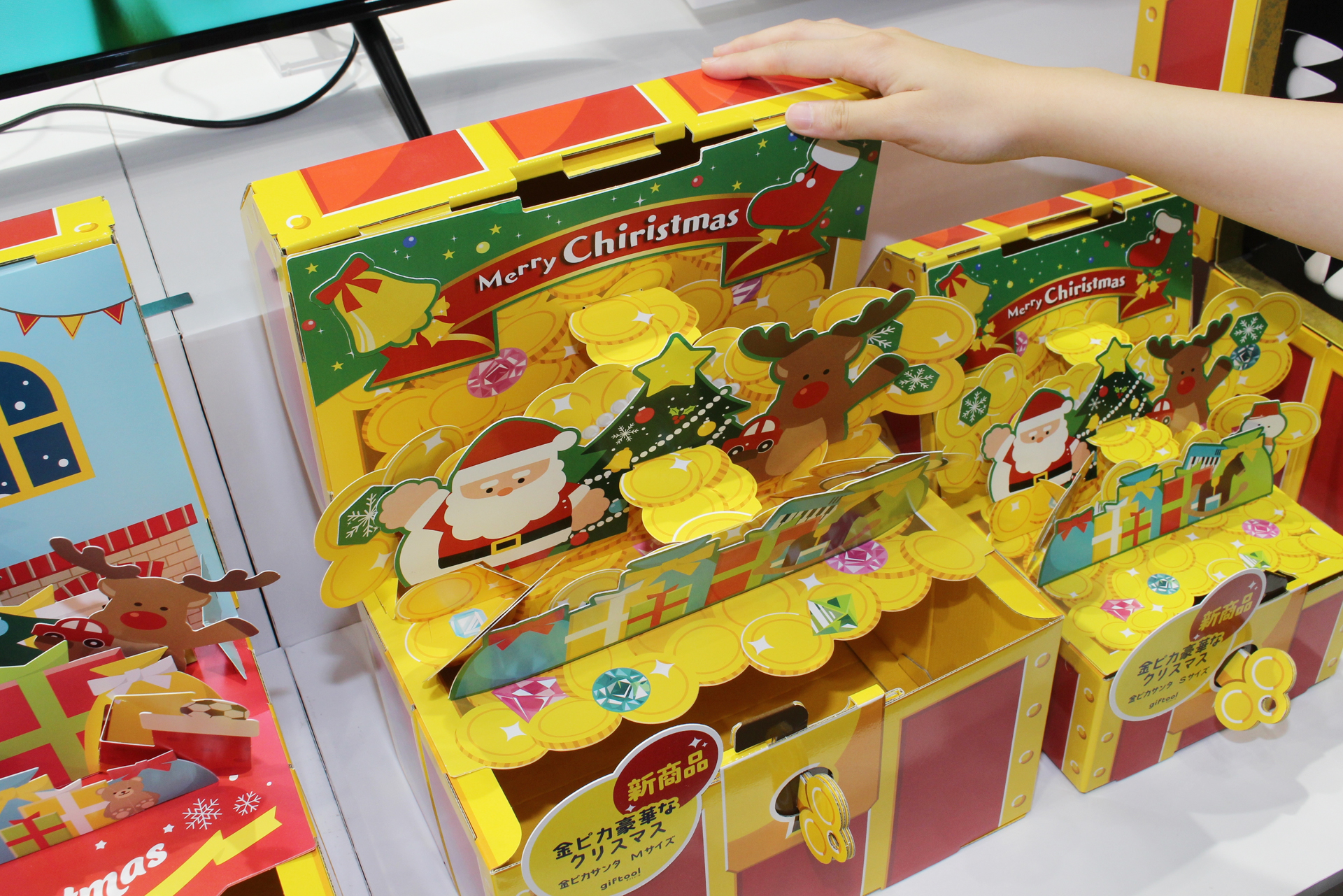 宝箱を開けると飛び出す絵本のように中身が飛び出してくる