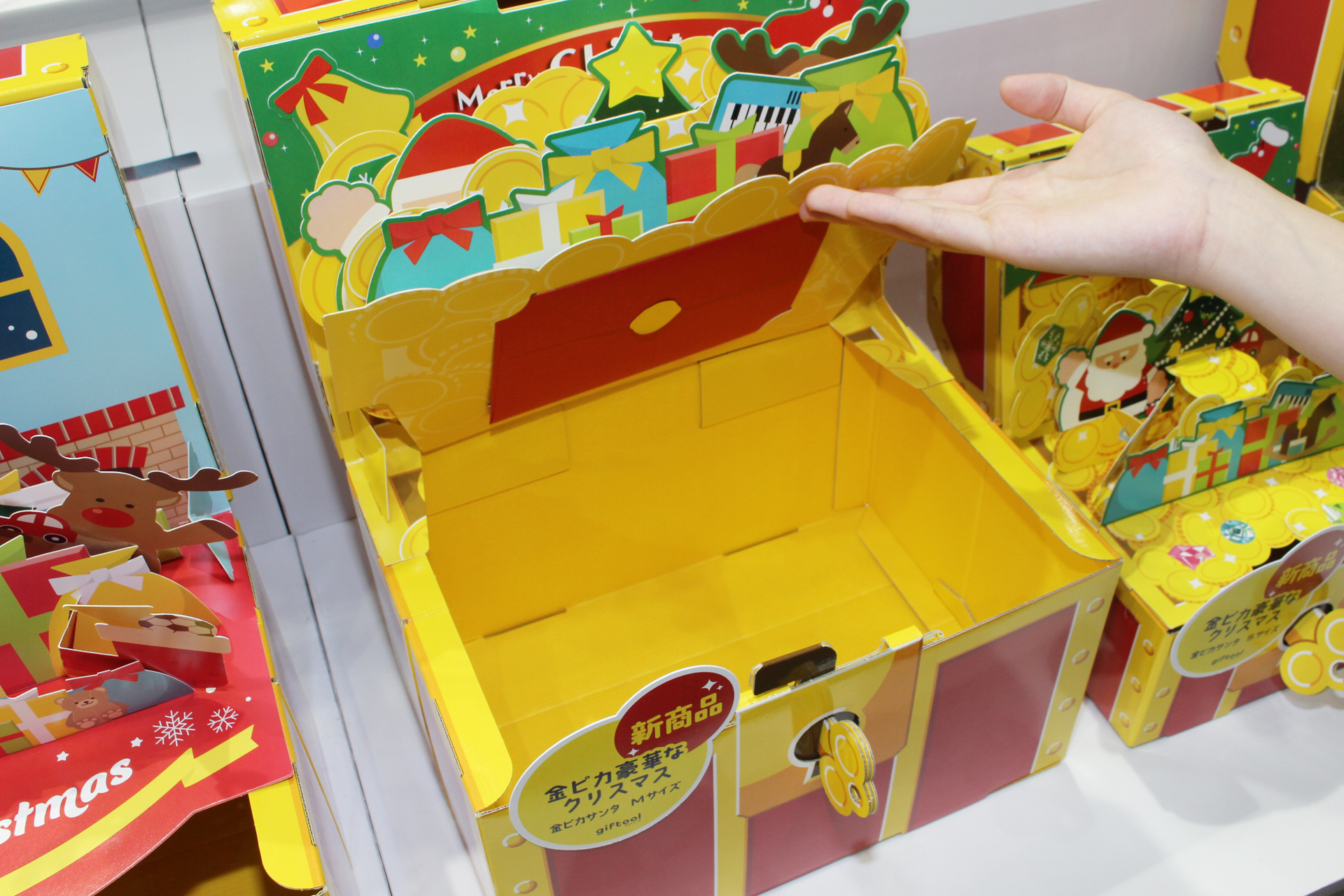 シートの下にプレゼントを収めるスペースがある