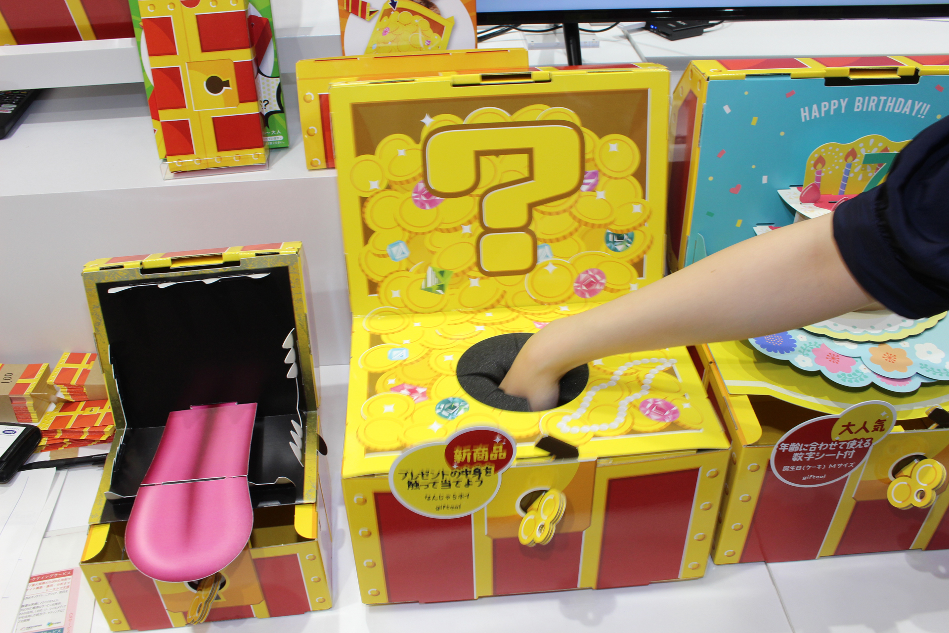 季節ごとのジオラマやメッセージのポップアップのほか、手探りゲームやアドベントカレンダーなど特別な遊びができるものもある