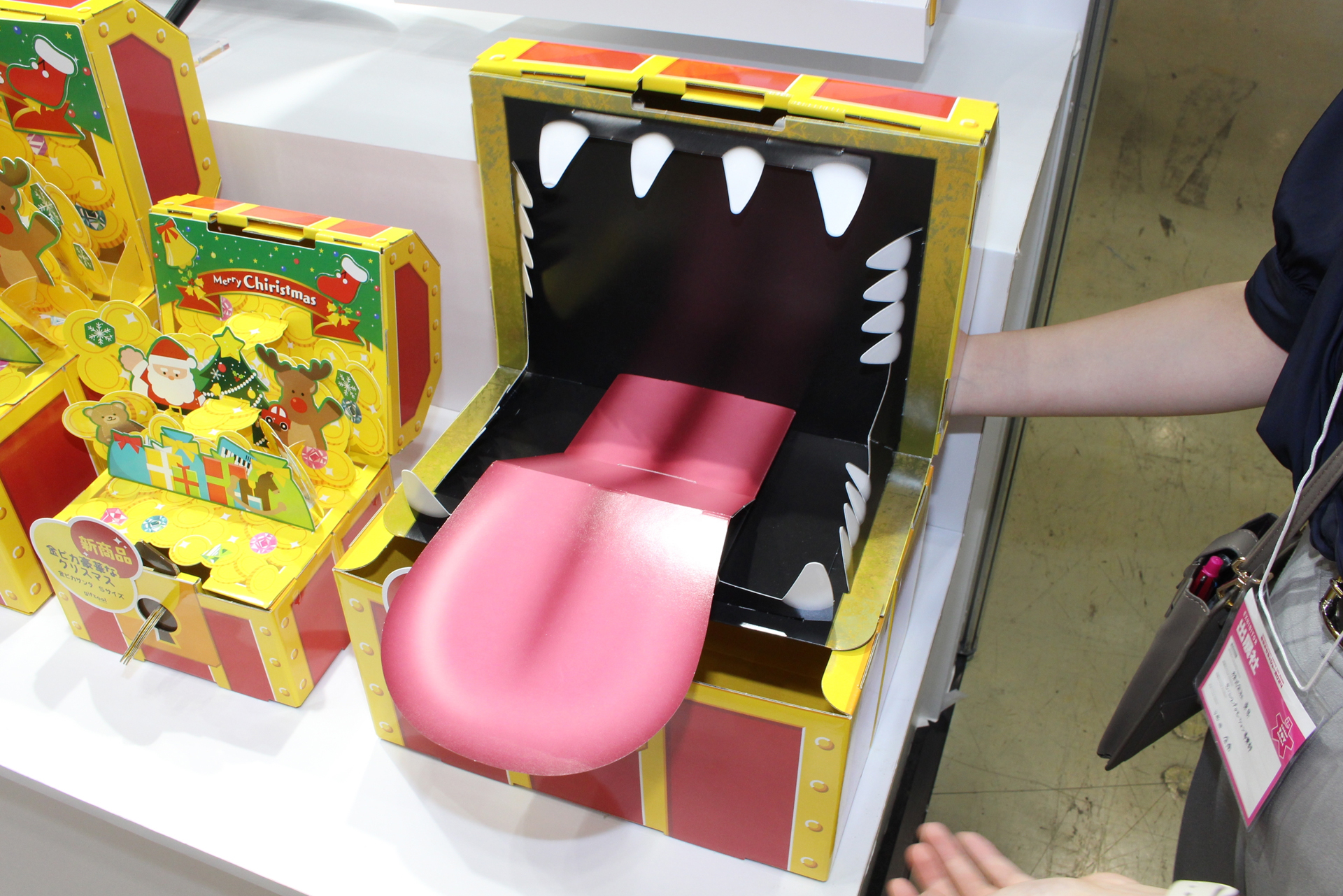 コミックやアニメで人気の作品の主人公が食われたり、国民的RPGのダンジョンで遭遇してひどい目にあったりするモンスター風の宝箱。背面の取っ手を引っ張ると舌が飛び出す