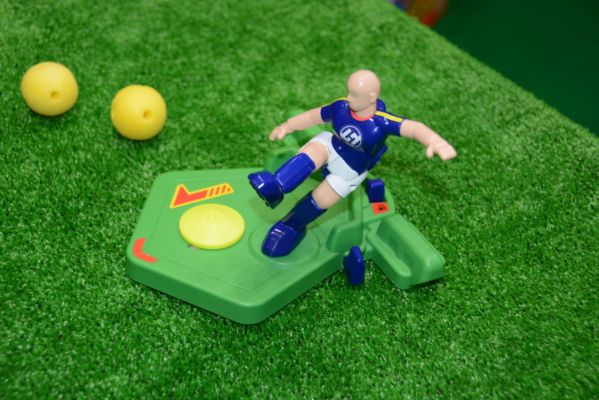 キッカー人形。台座のつまみを動かすと合わせて黄色い部分が移動。高さを変えたシュートが可能