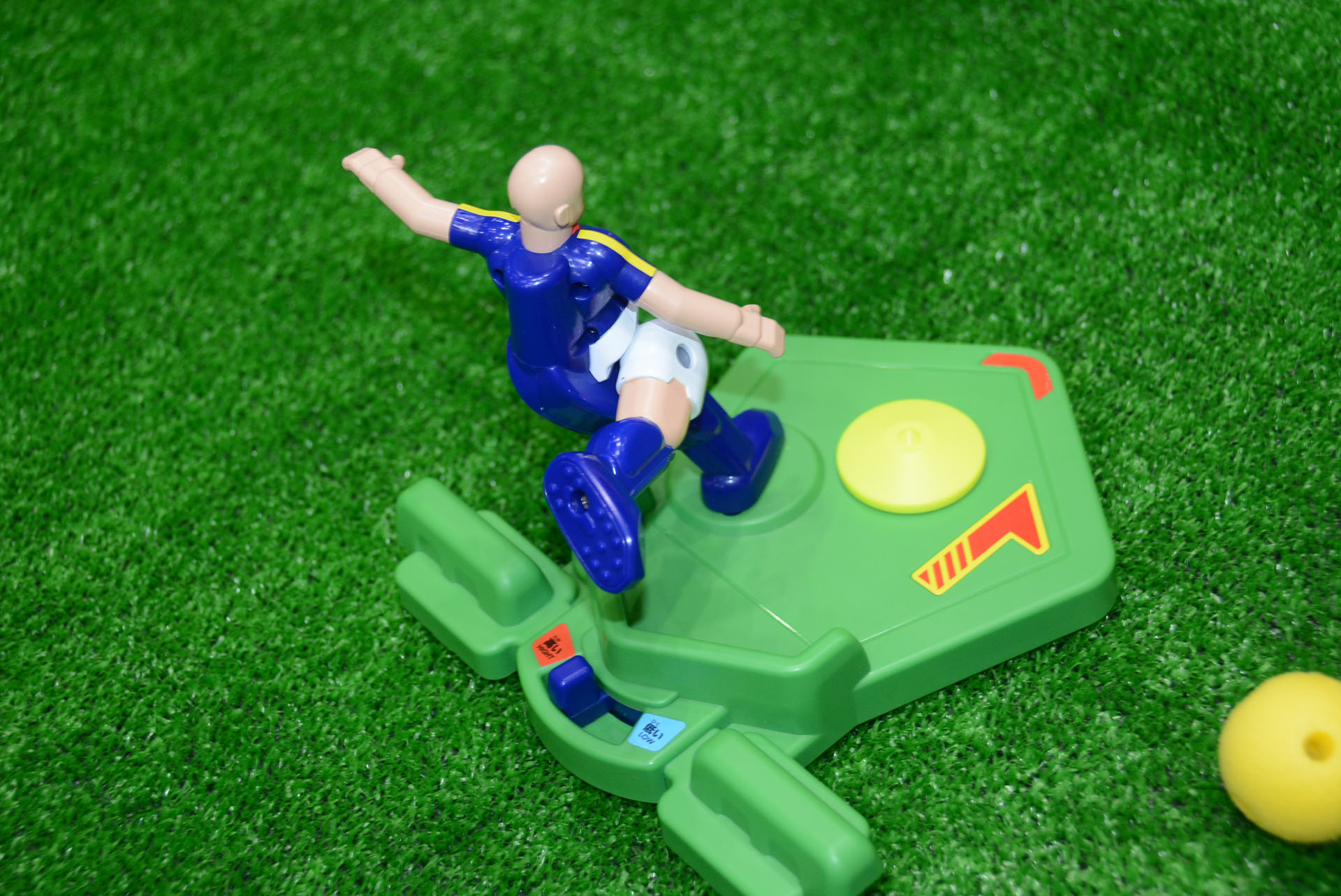 キッカー人形。台座のつまみを動かすと合わせて黄色い部分が移動。高さを変えたシュートが可能
