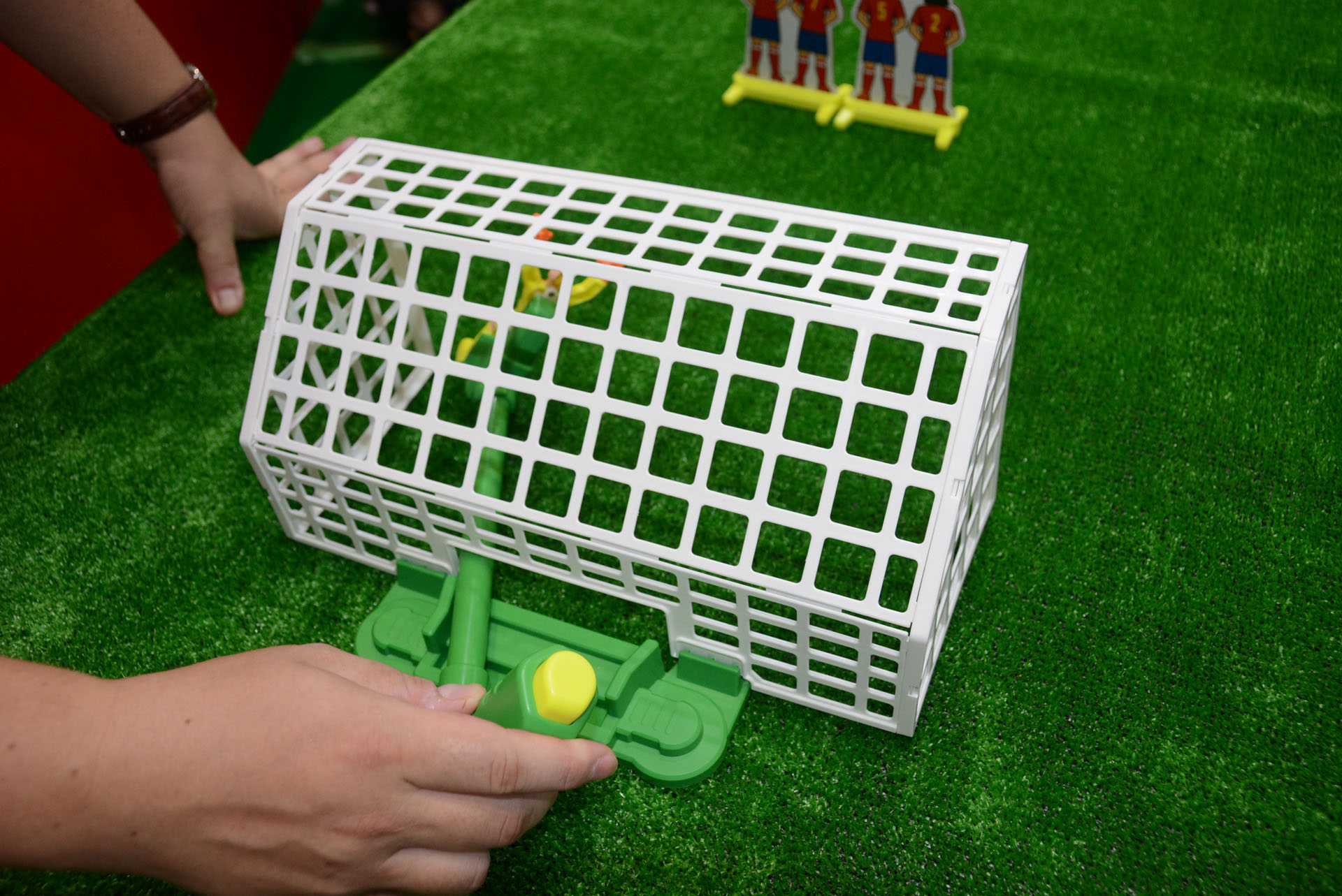 キーパー人形。レバーで動かすだけでなく、ボタンを押すとキーパーが飛び出す