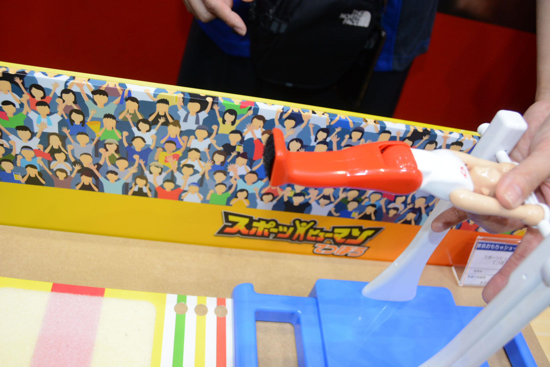 人形の足裏と着地ポイントはマジックテープ。しっかりと着地する