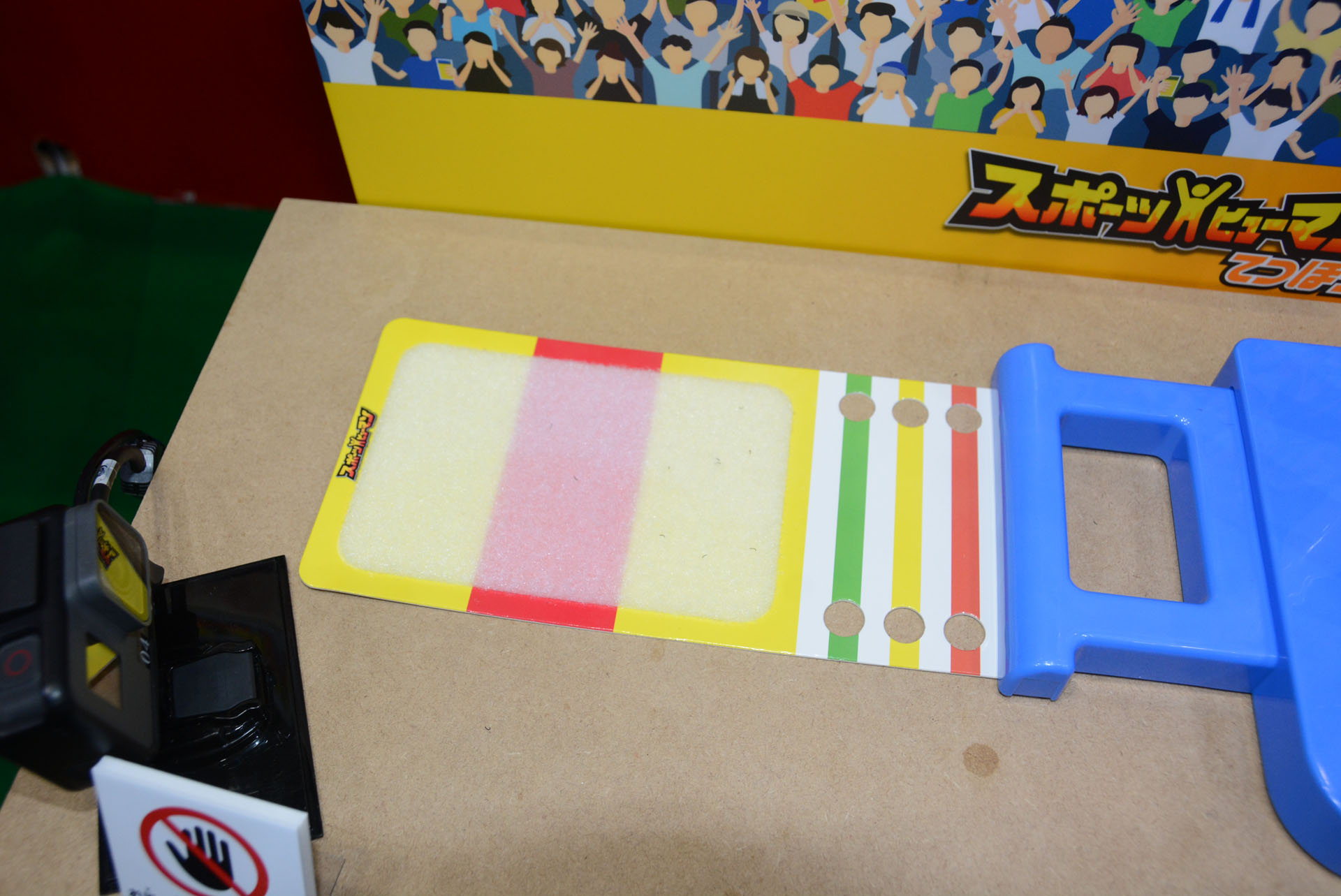 人形の足裏と着地ポイントはマジックテープ。しっかりと着地する