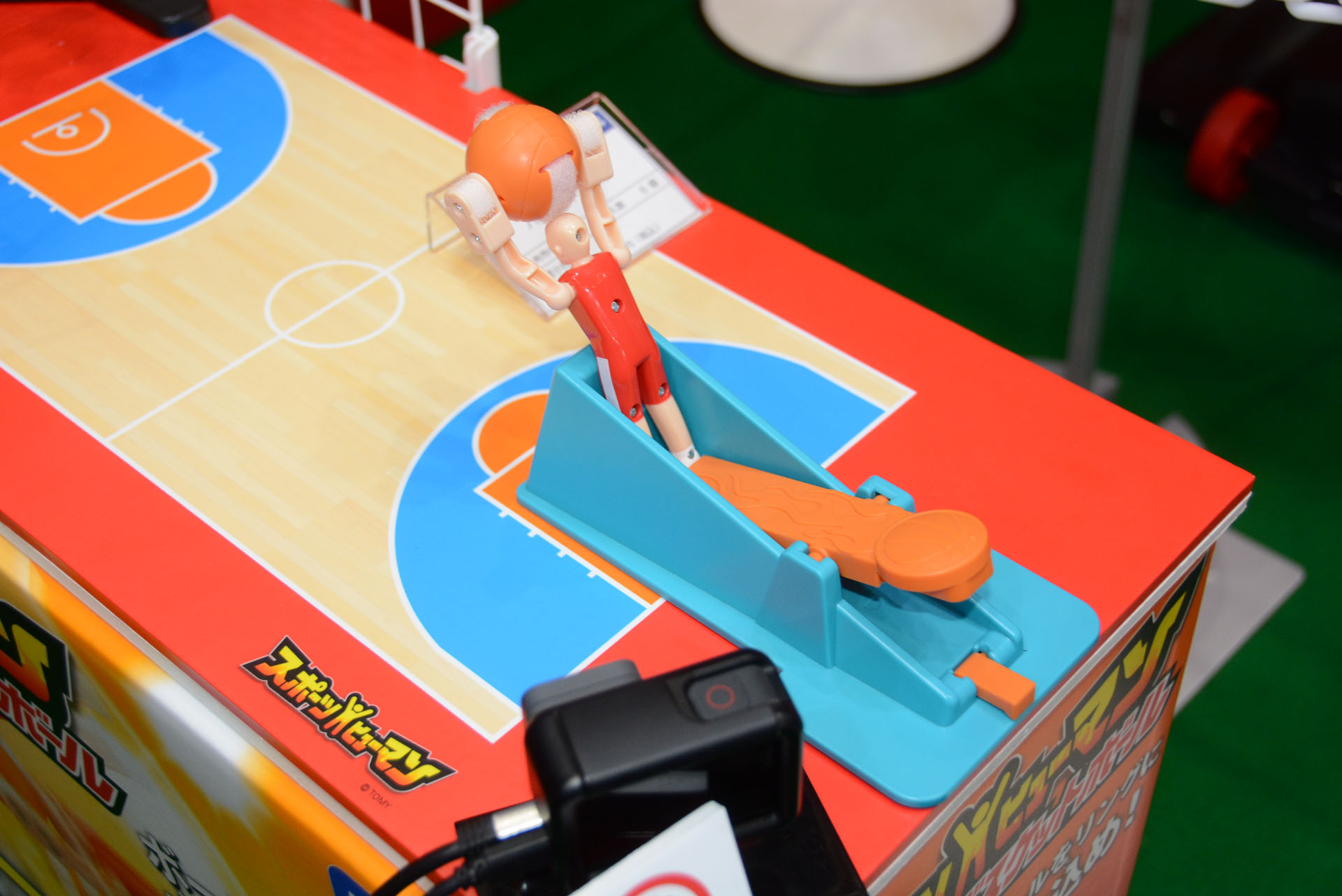 シーソーで版とはじくと、人形は高く飛び上がる