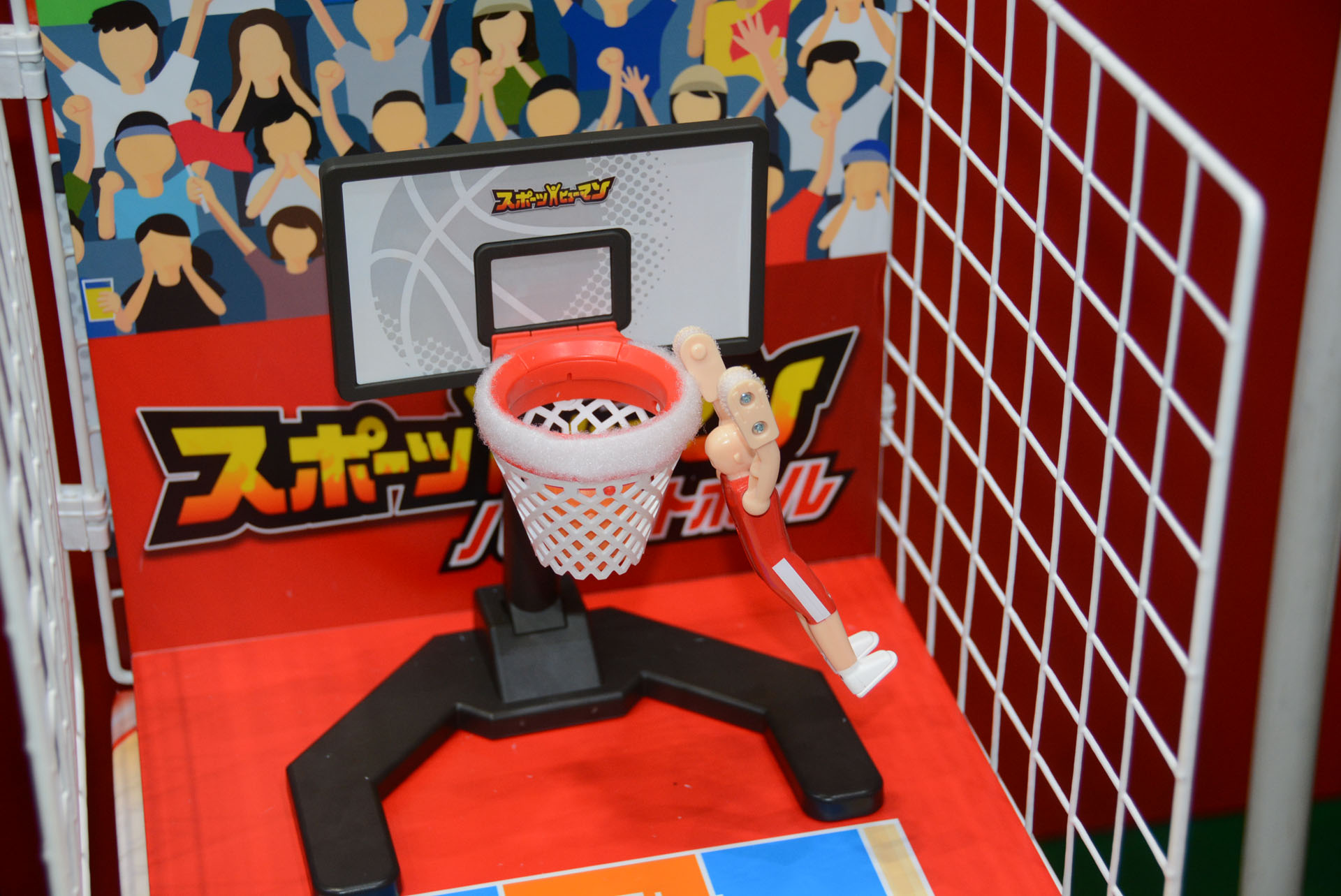 筆者は一発でシュートを決め、背中合わせにリングを掴むのを成功