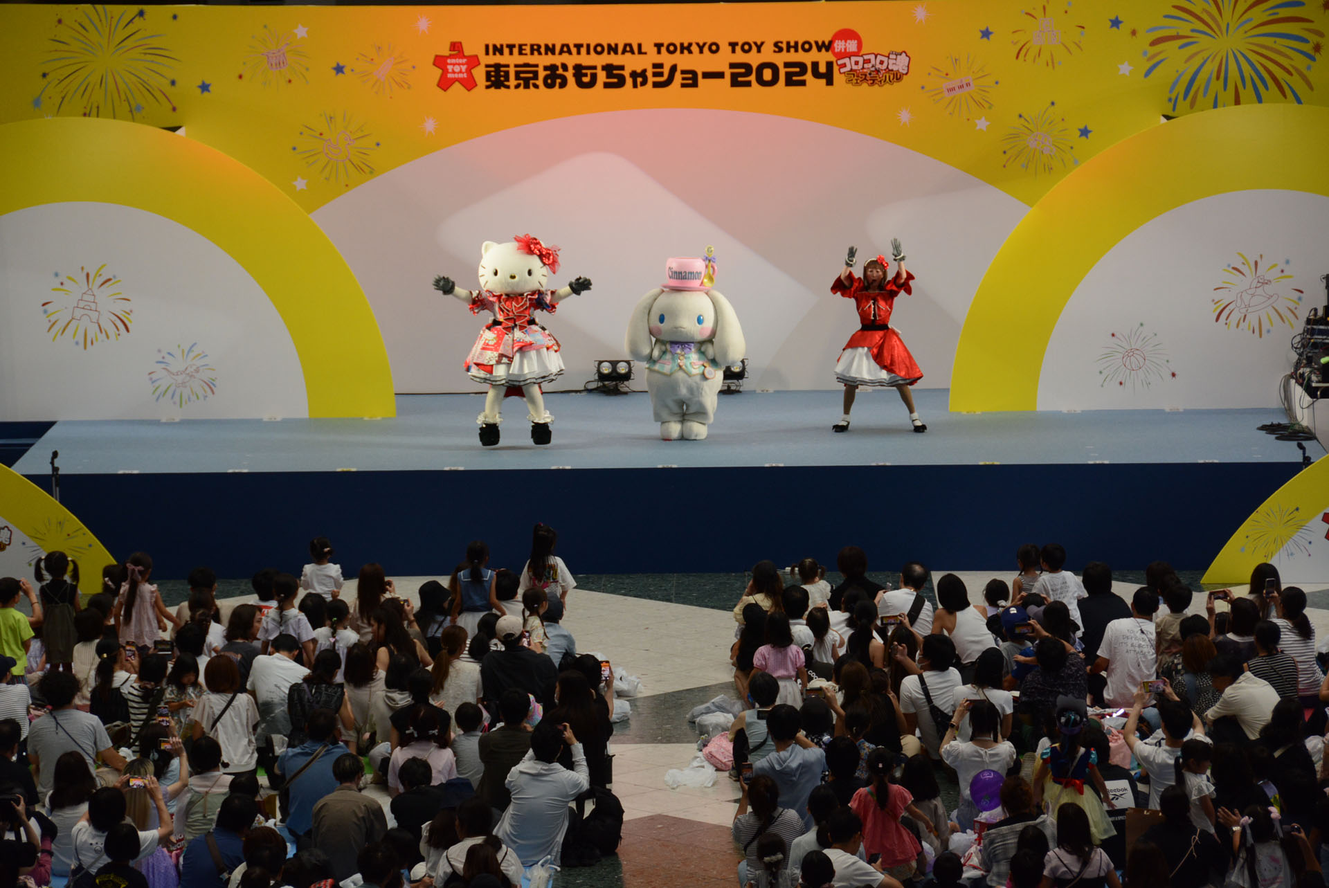 ヒーローやキャラクターと出会えるのも東京おもちゃショーの楽しみ