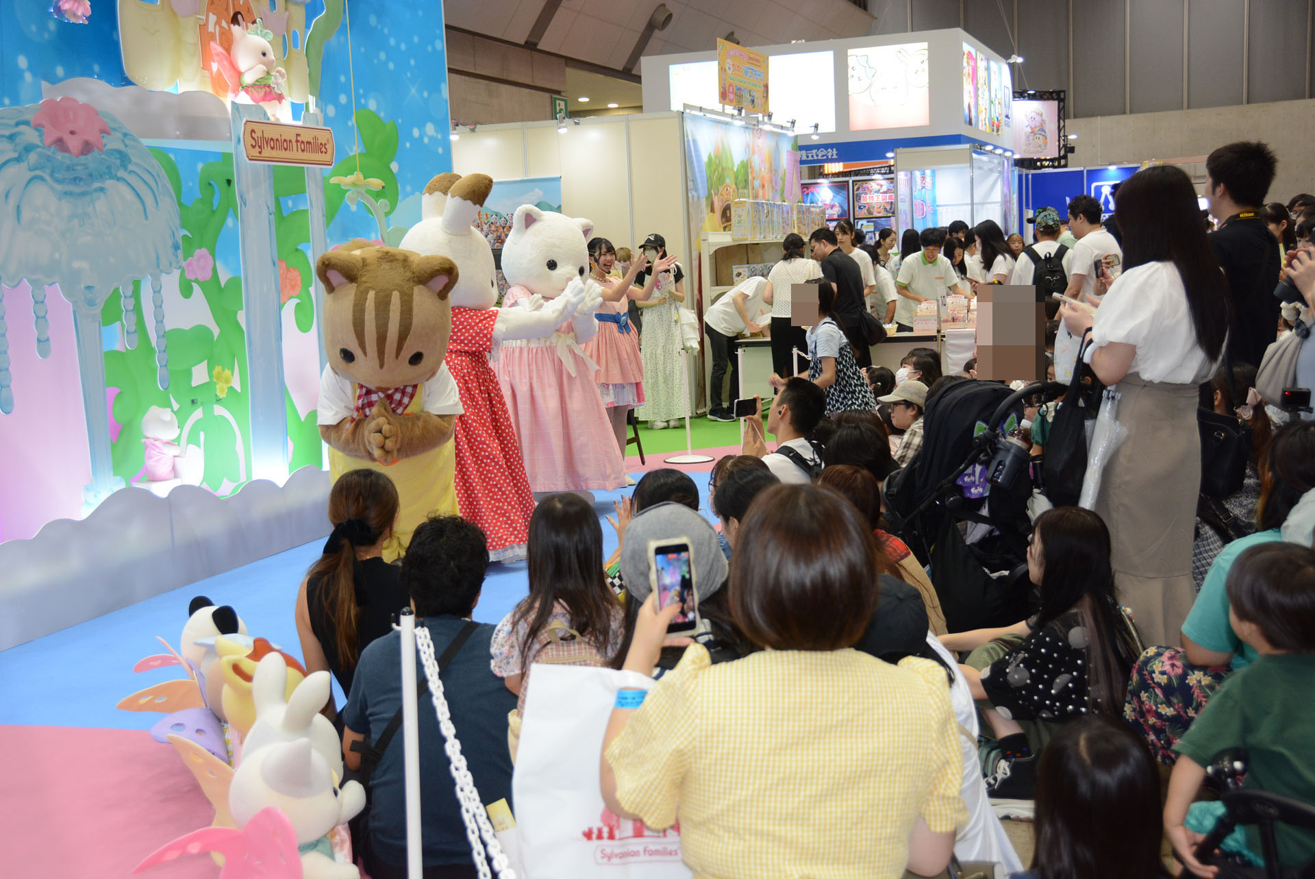 ヒーローやキャラクターと出会えるのも東京おもちゃショーの楽しみ