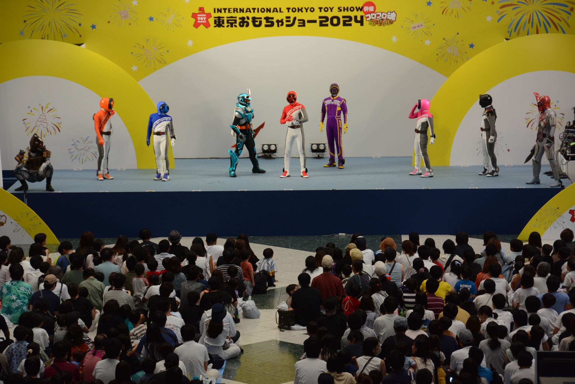 ヒーローやキャラクターと出会えるのも東京おもちゃショーの楽しみ