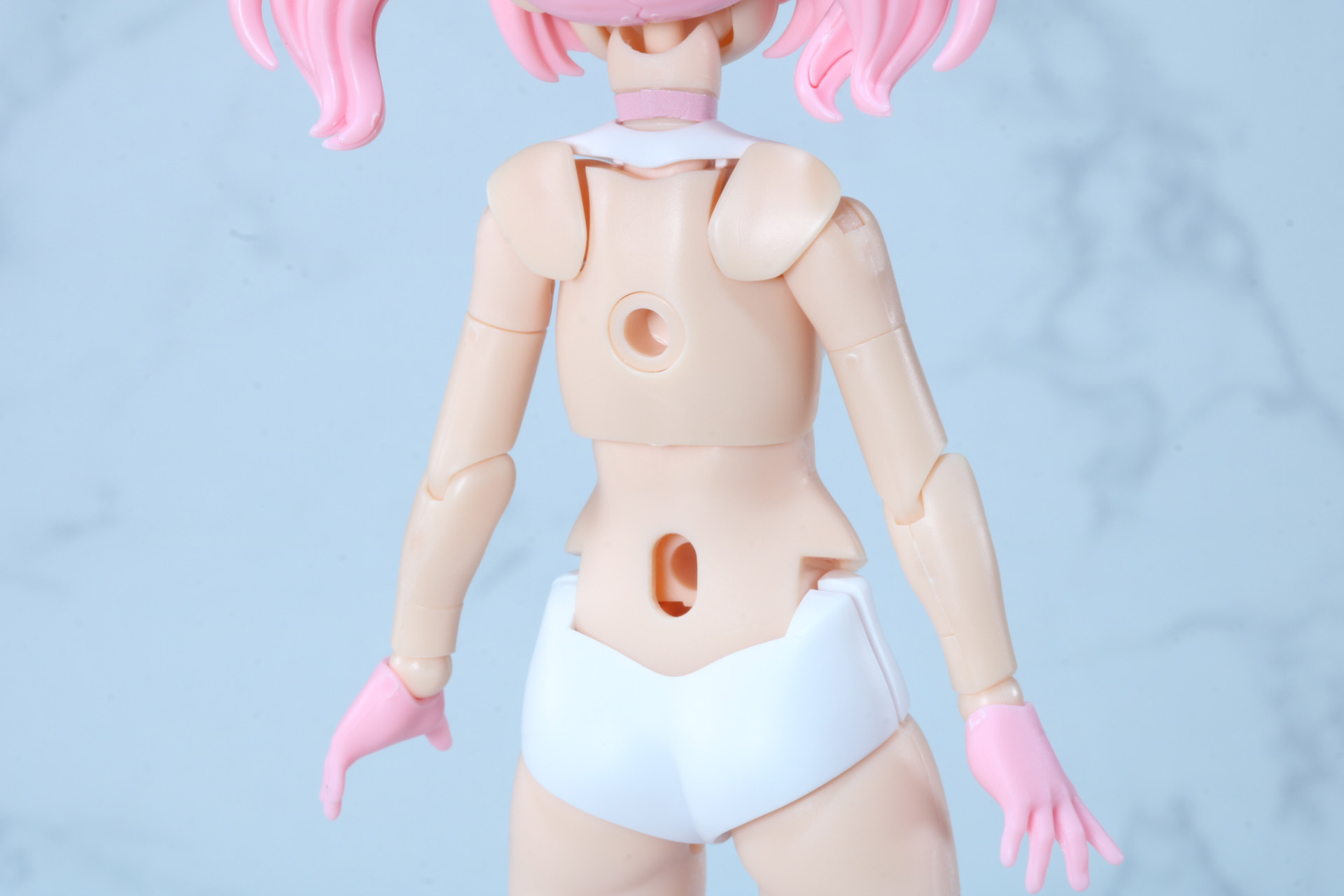 背中には背中と腰の2か所に3mmジョイント穴がある