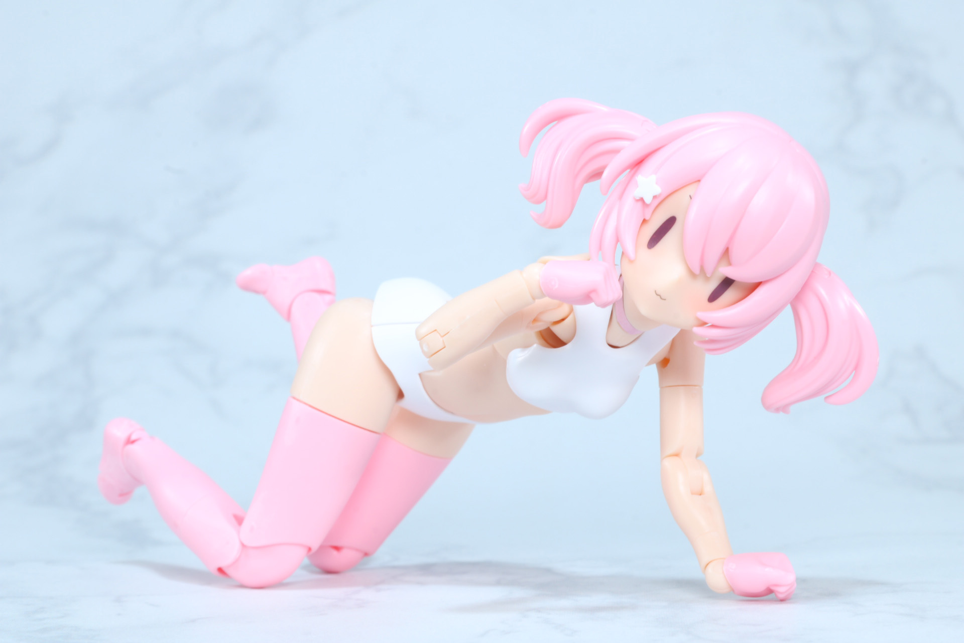 膝をついたポーズも自然に決まる