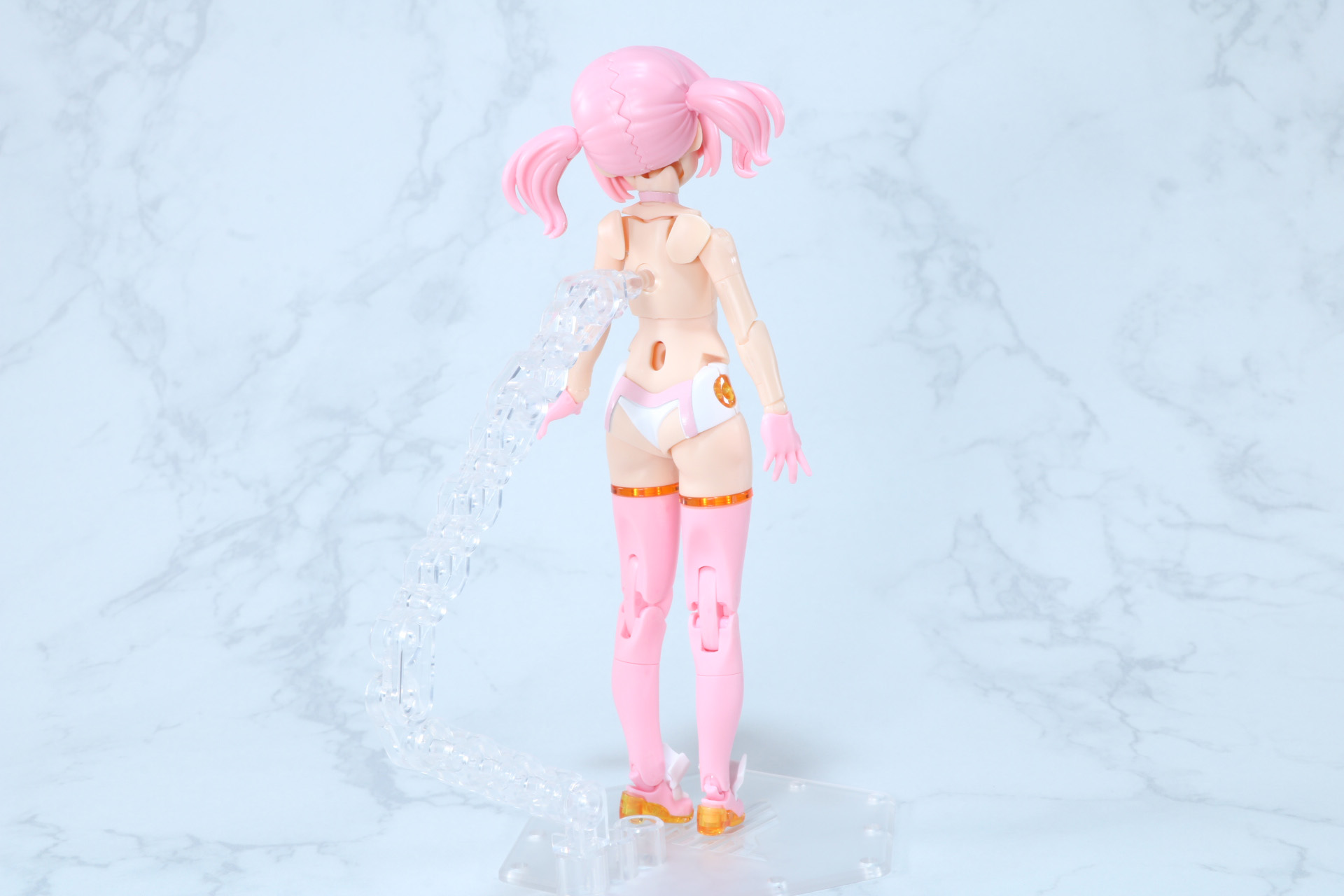 胸元が大胆に開いたデザインに