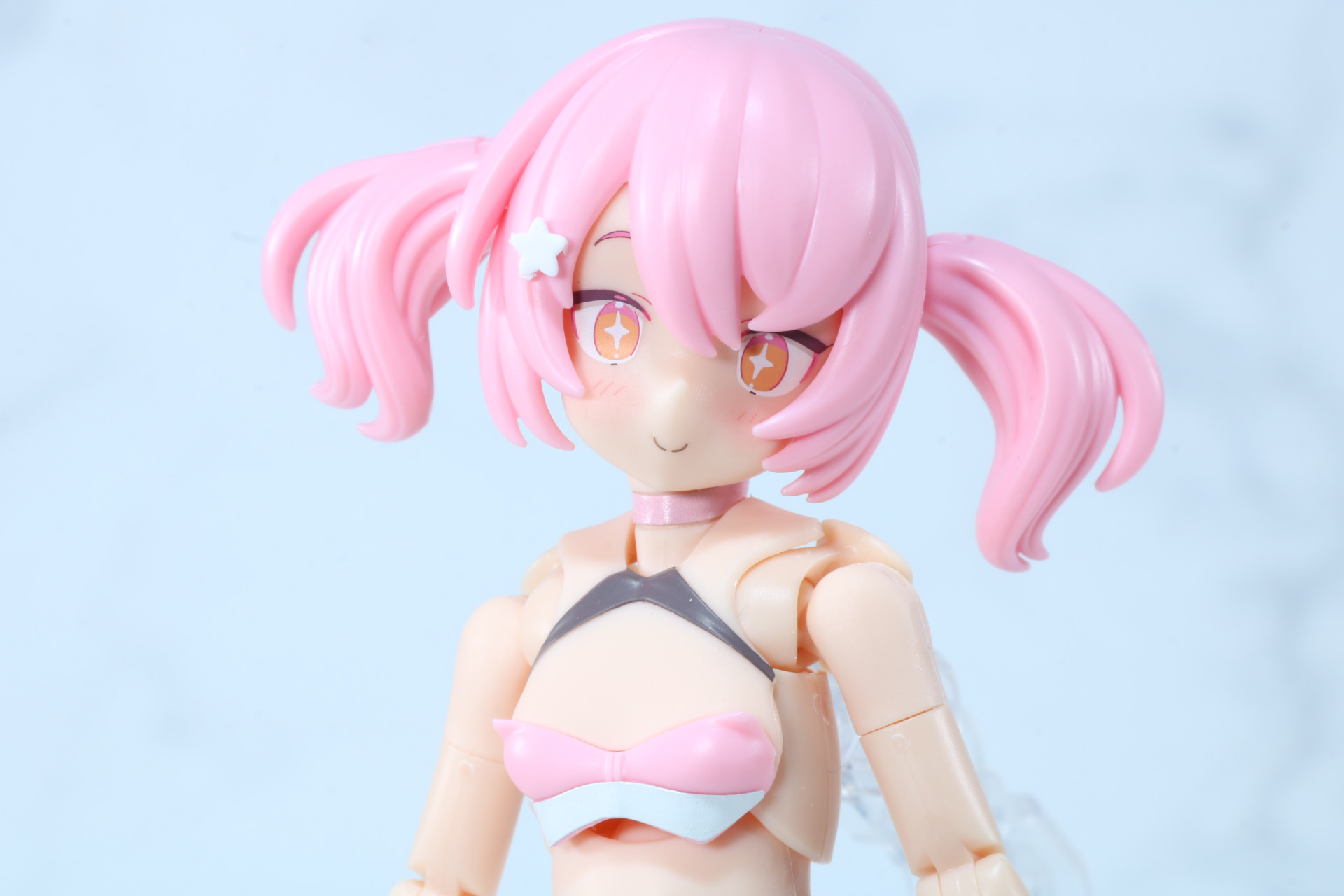 胸元が大胆に開いたデザインに