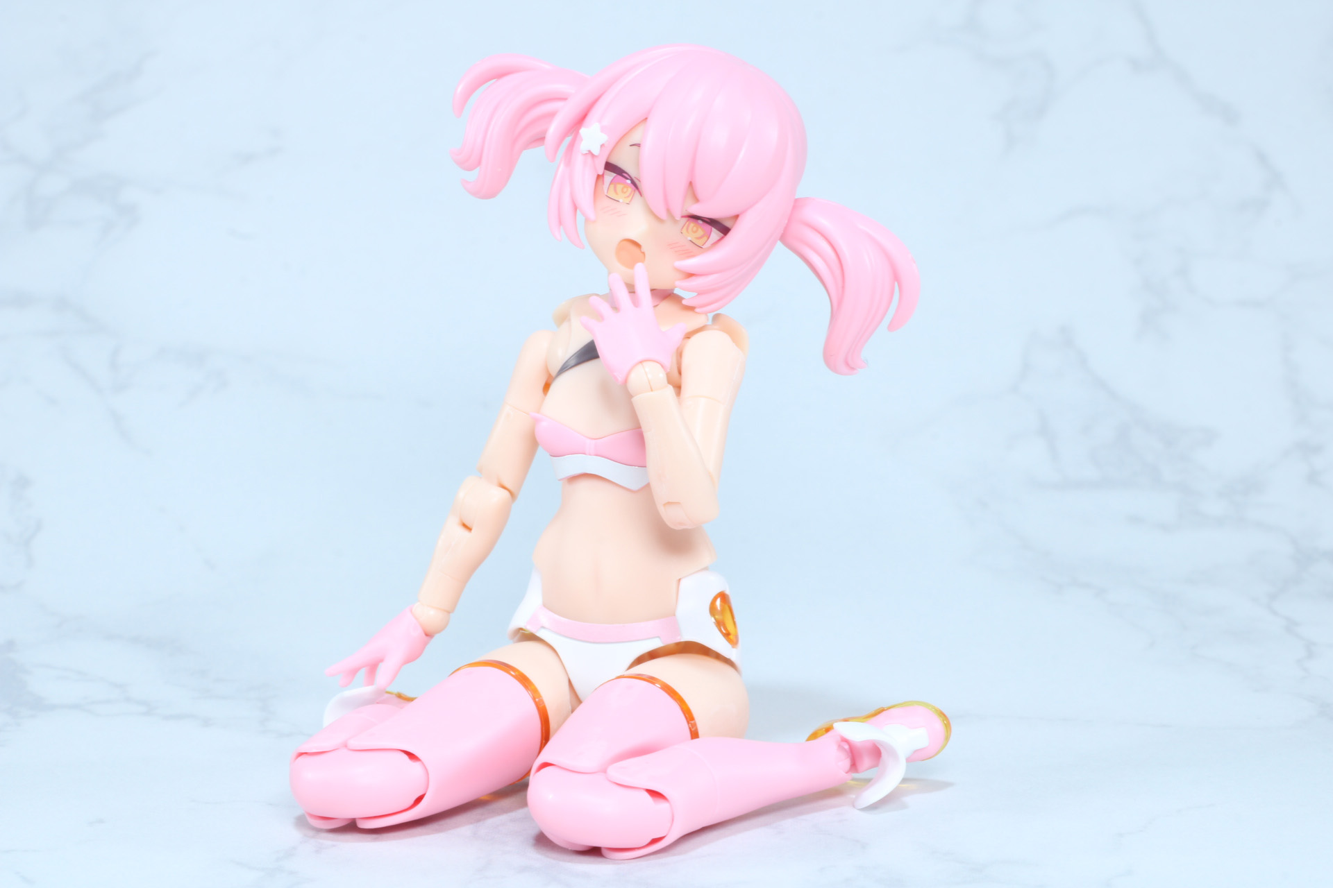 ペタンと座り込んだ姿勢も表現できる