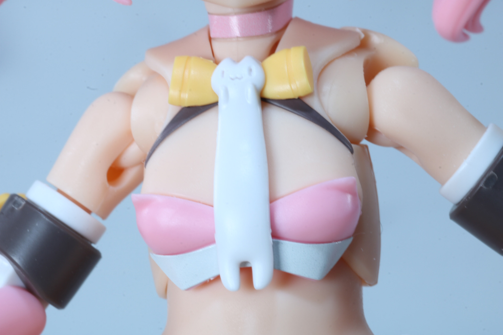 ネクタイは胴の長いネコデザイン