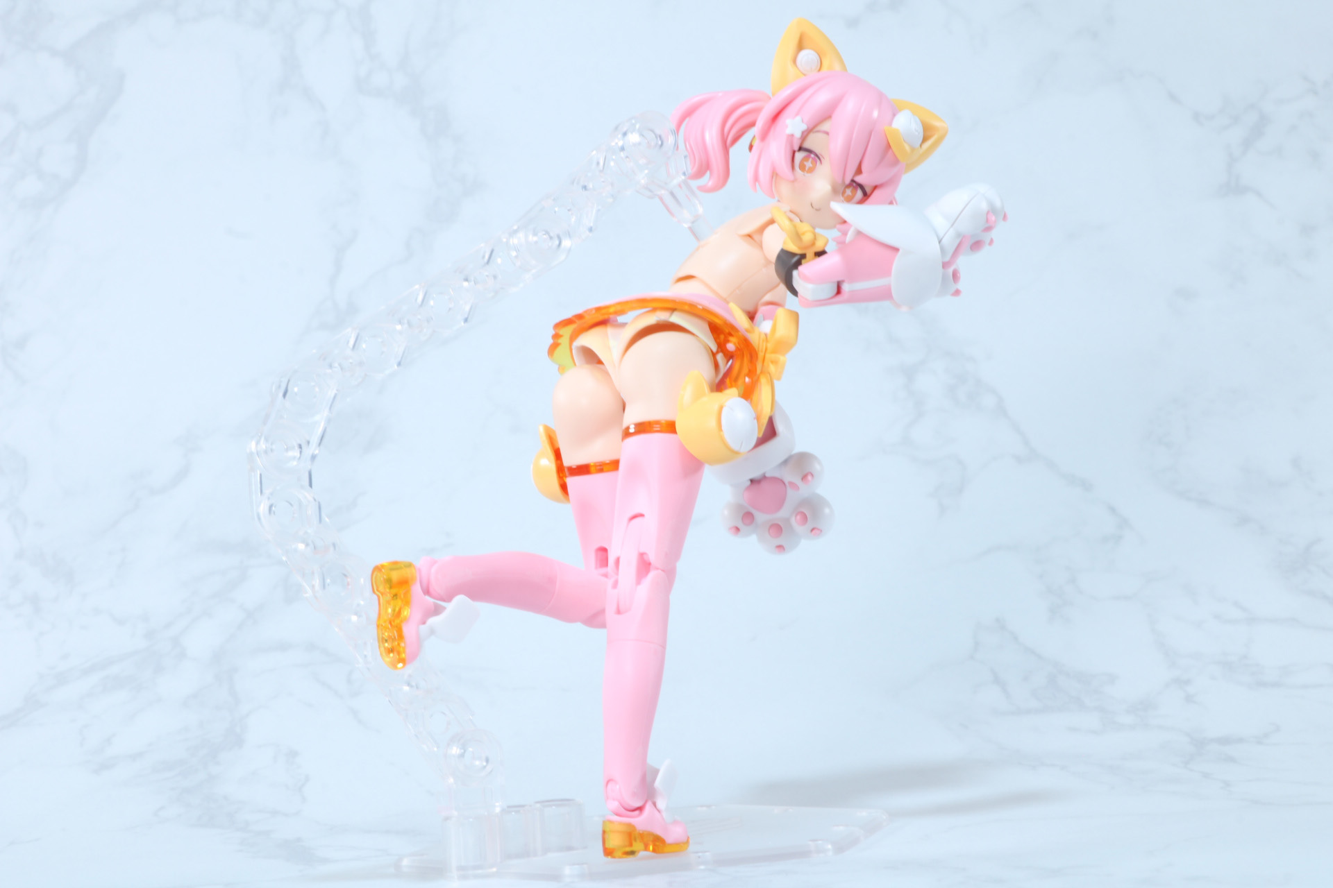 ネコのようにかがんだ姿勢も可能