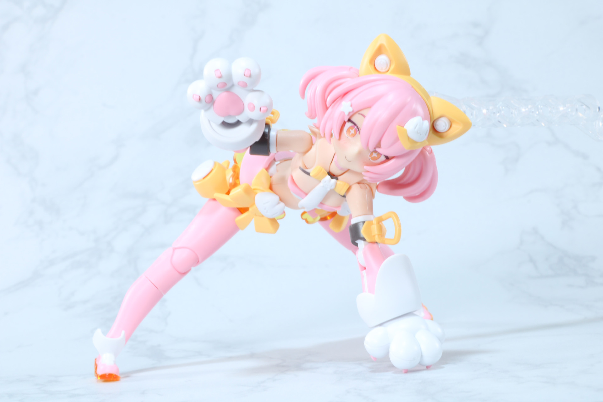 ネコのようにかがんだ姿勢も可能