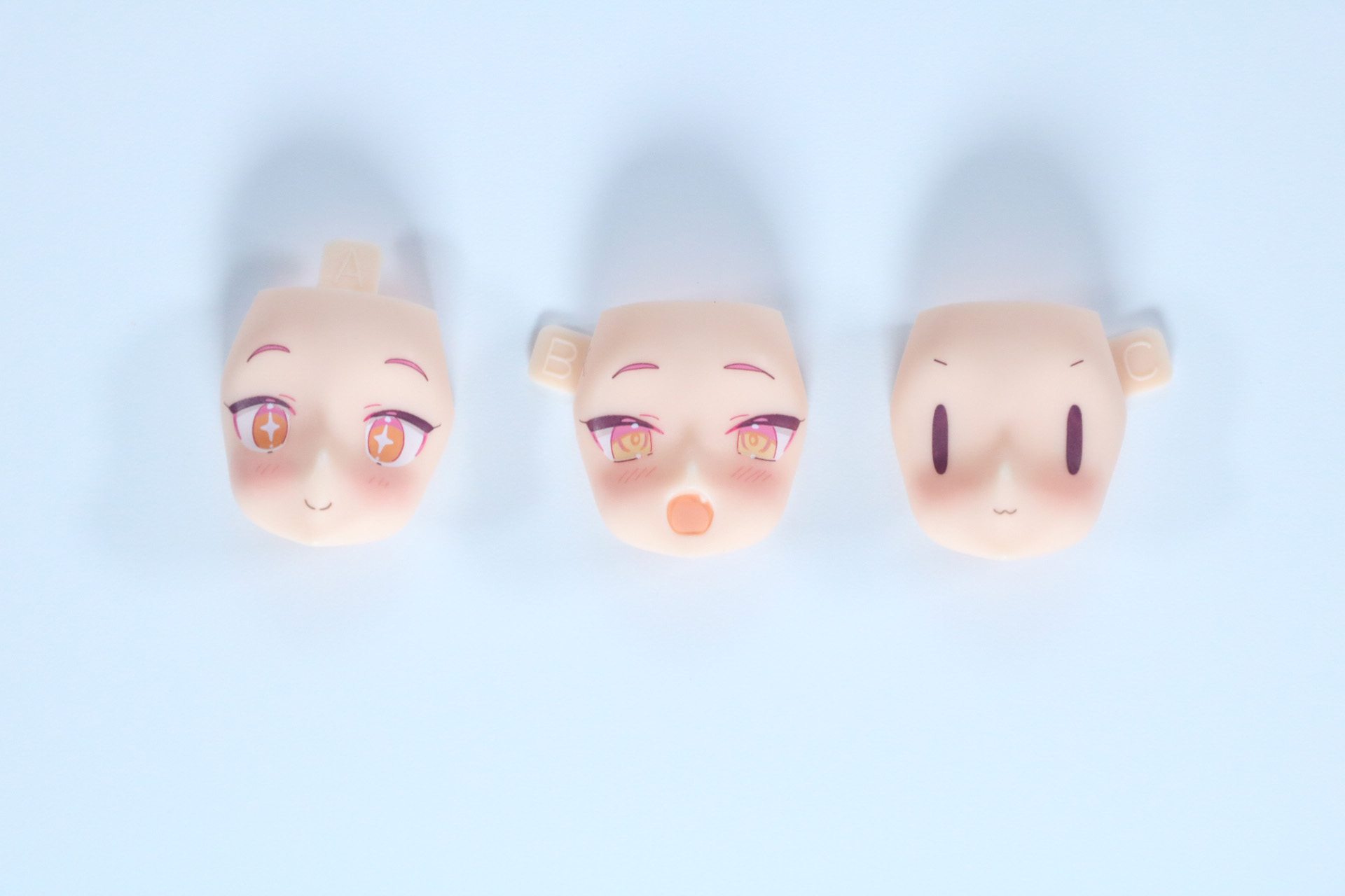 タンポ印刷済みフェイスパーツ。左から「☆笑顔」、「笑顔」、「虚無」