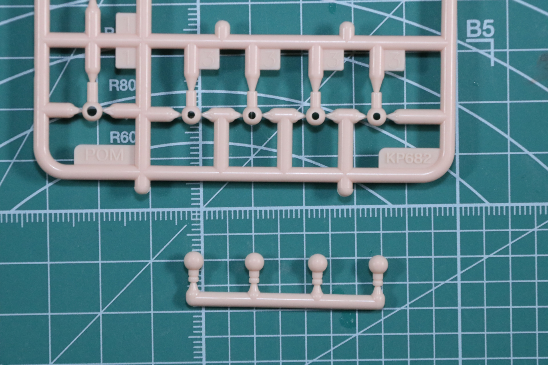 ジョイントパーツはランナーを切り離して4つ分を一気に組み立てることができる