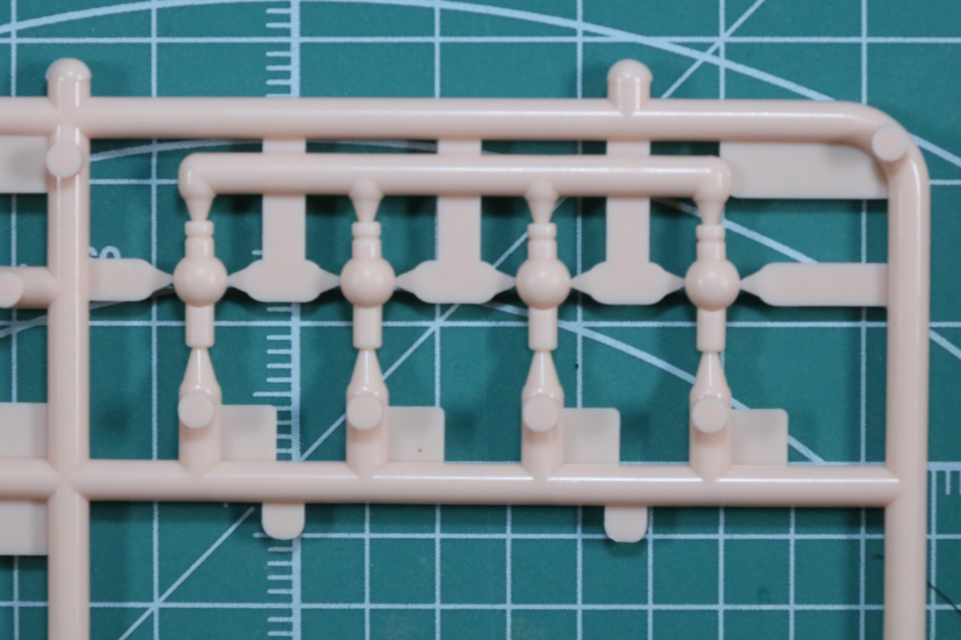 ジョイントパーツはランナーを切り離して4つ分を一気に組み立てることができる