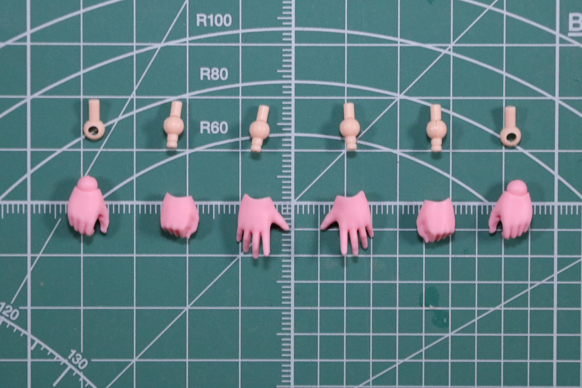 武器の持ち手、握り手、開き手が左右それぞれ組み立てる