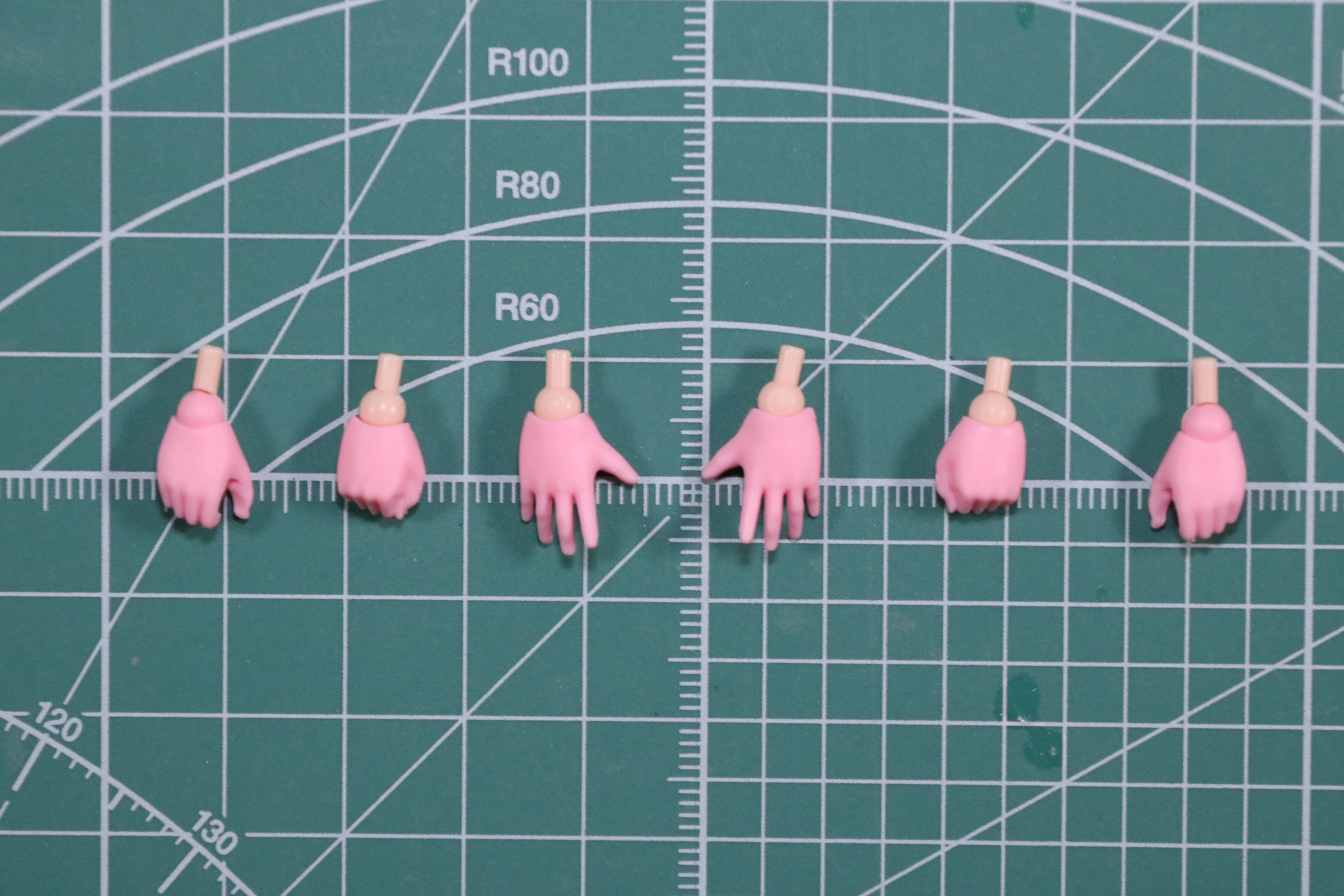 武器の持ち手、握り手、開き手が左右それぞれ組み立てる