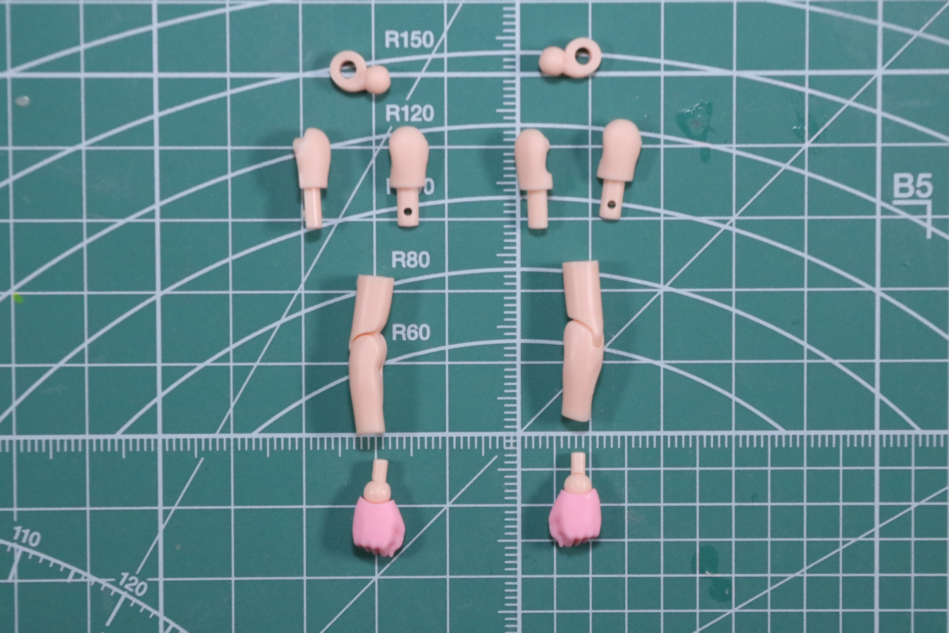 肩パーツ、腕部、手首パーツを合わせる