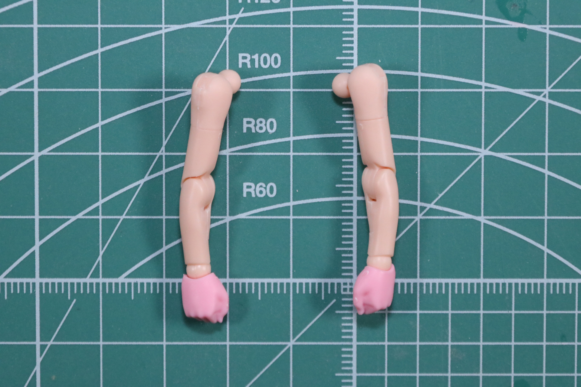 肩パーツ、腕部、手首パーツを合わせる