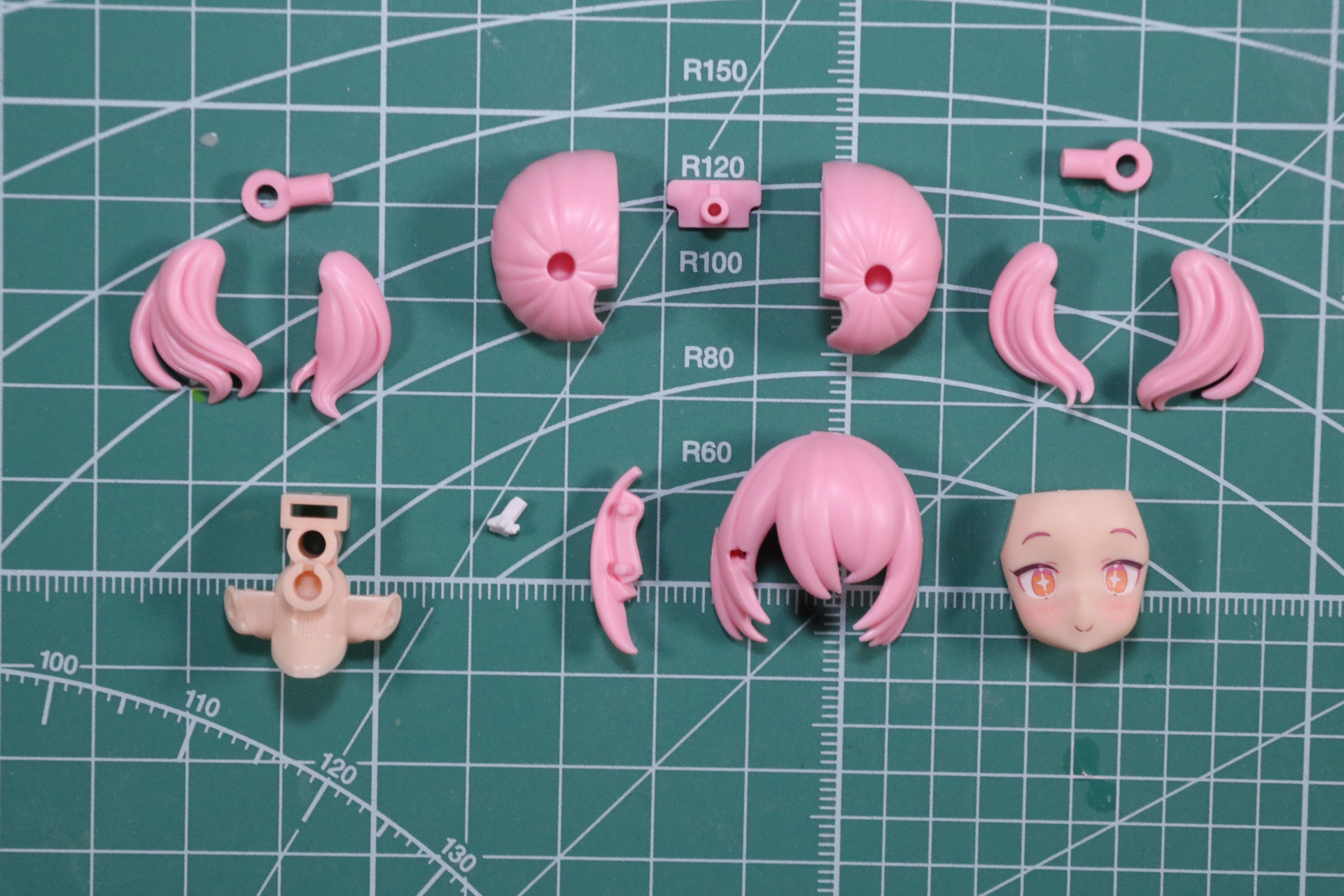 首元のパーツにはシールを張って色分け