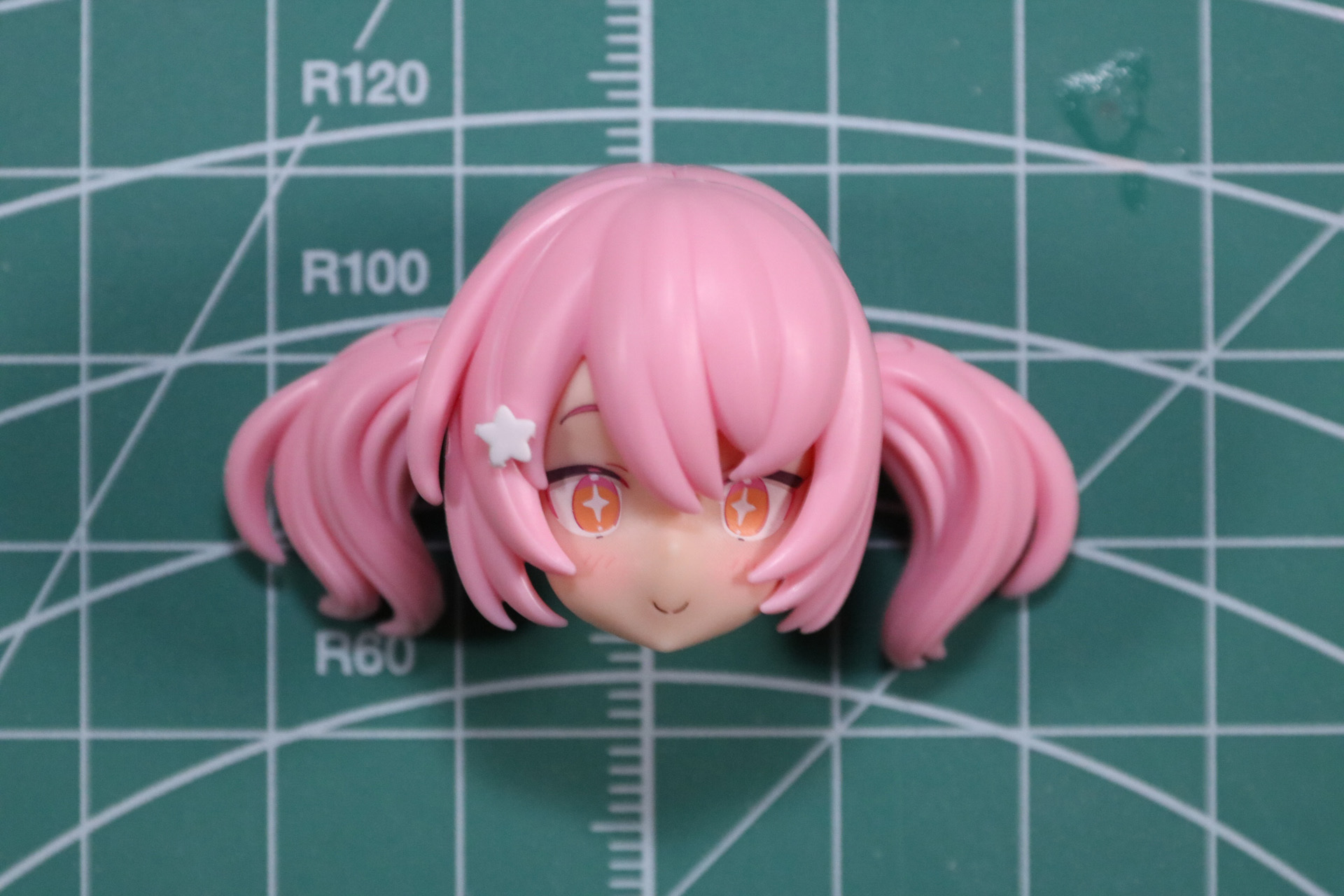 首元のパーツにはシールを張って色分け