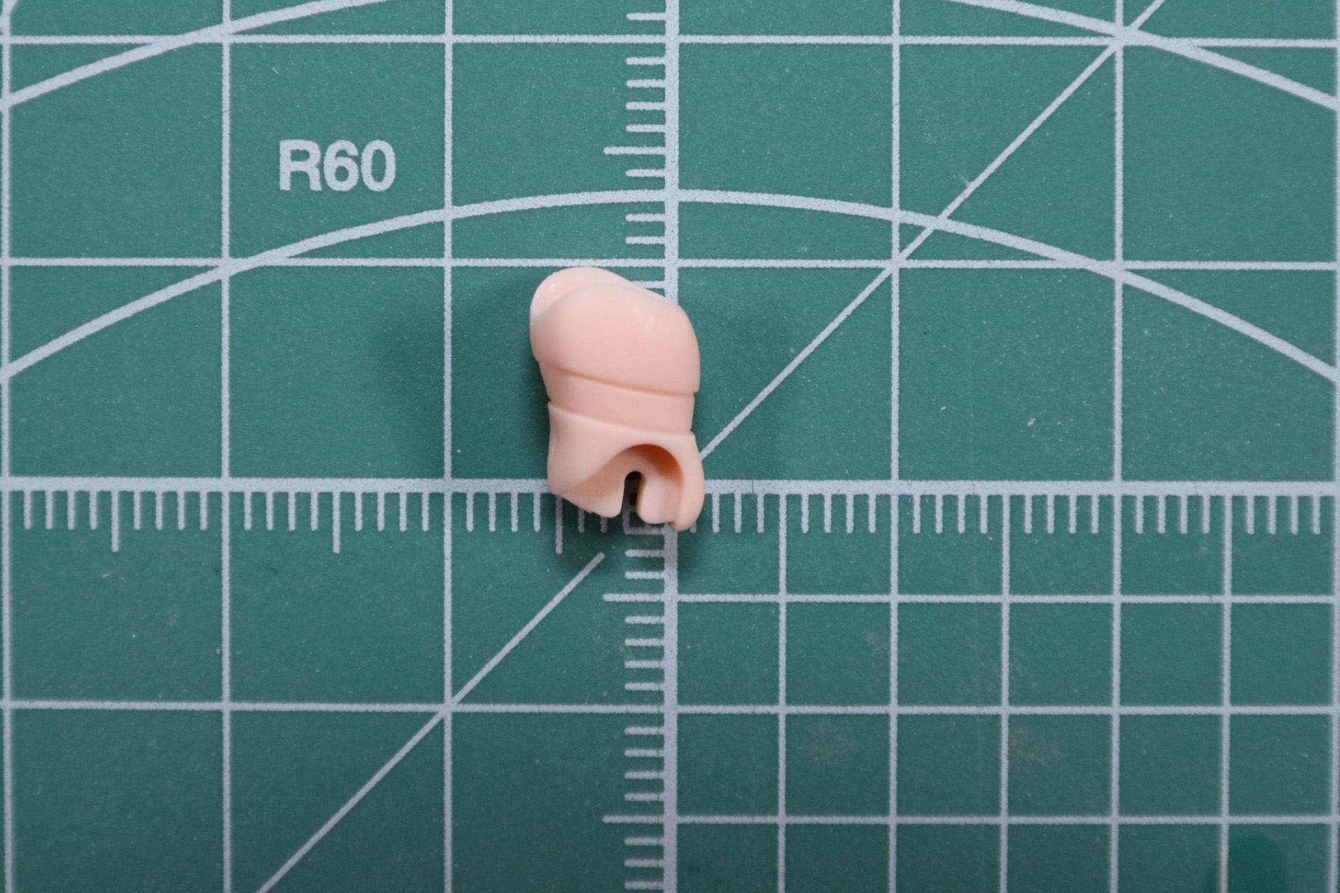 首元のパーツにはシールを張って色分け