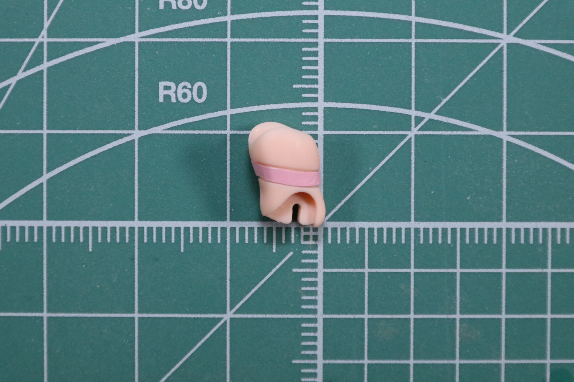 首元のパーツにはシールを張って色分け