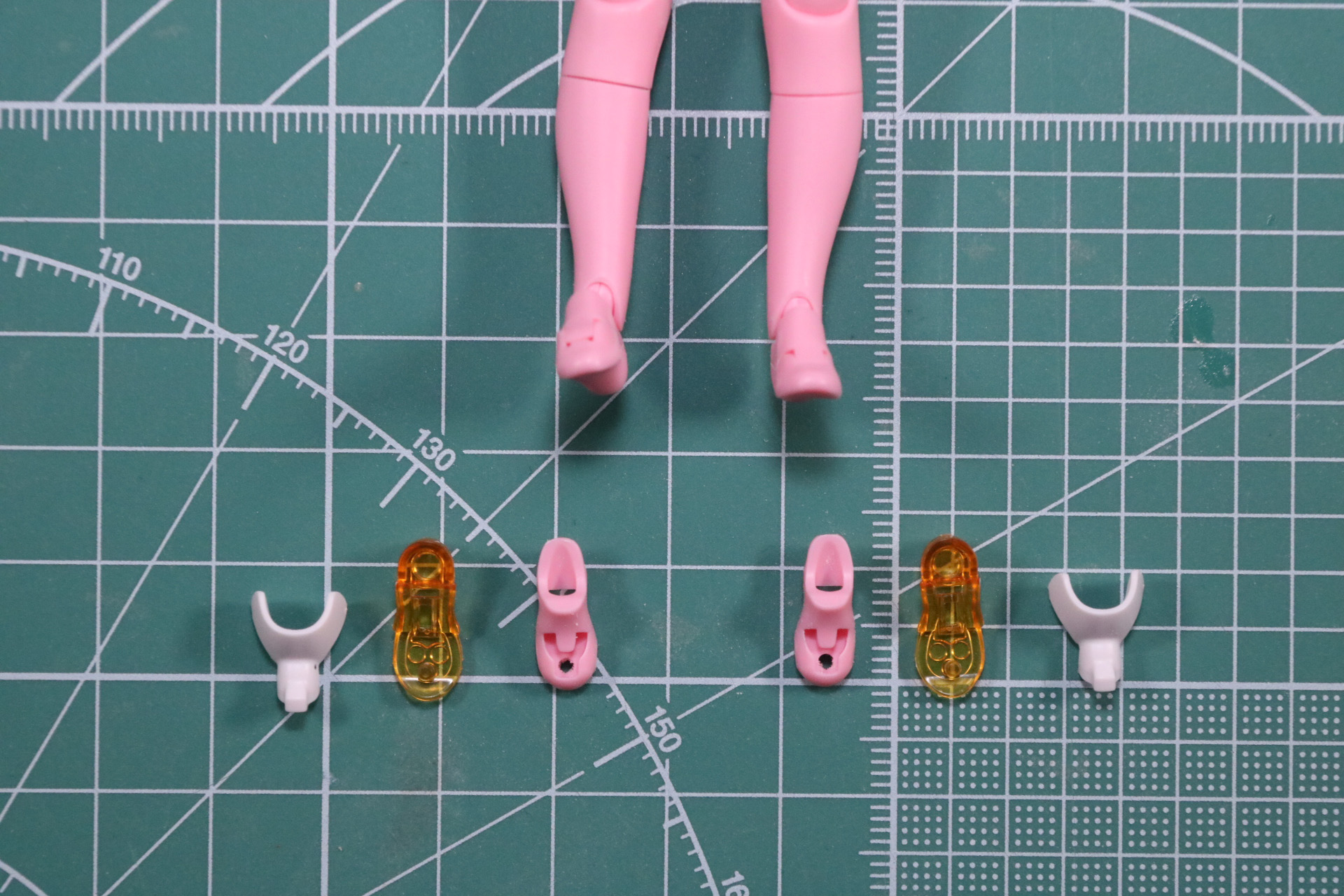 足先パーツを組み立て
