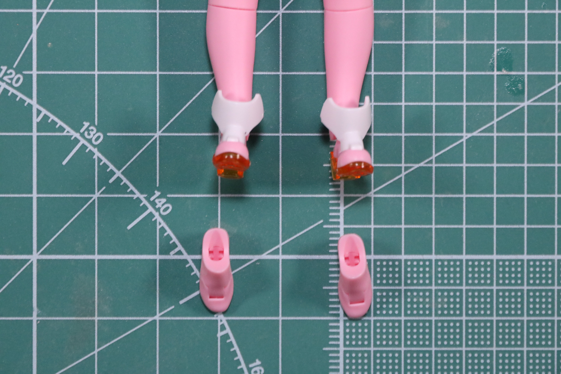 足先パーツを組み立て