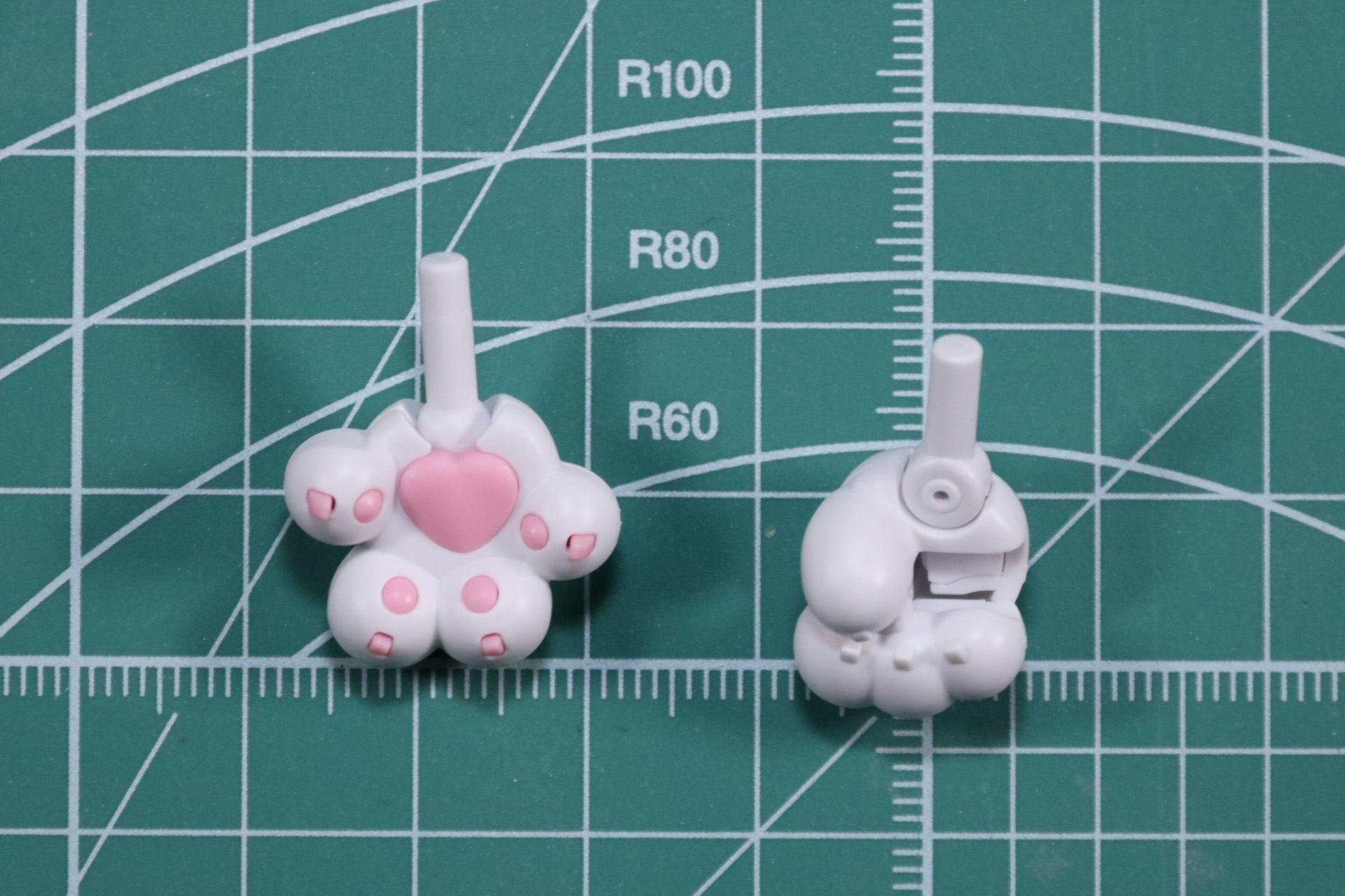 ネコの手型のハンドパーツ（右）