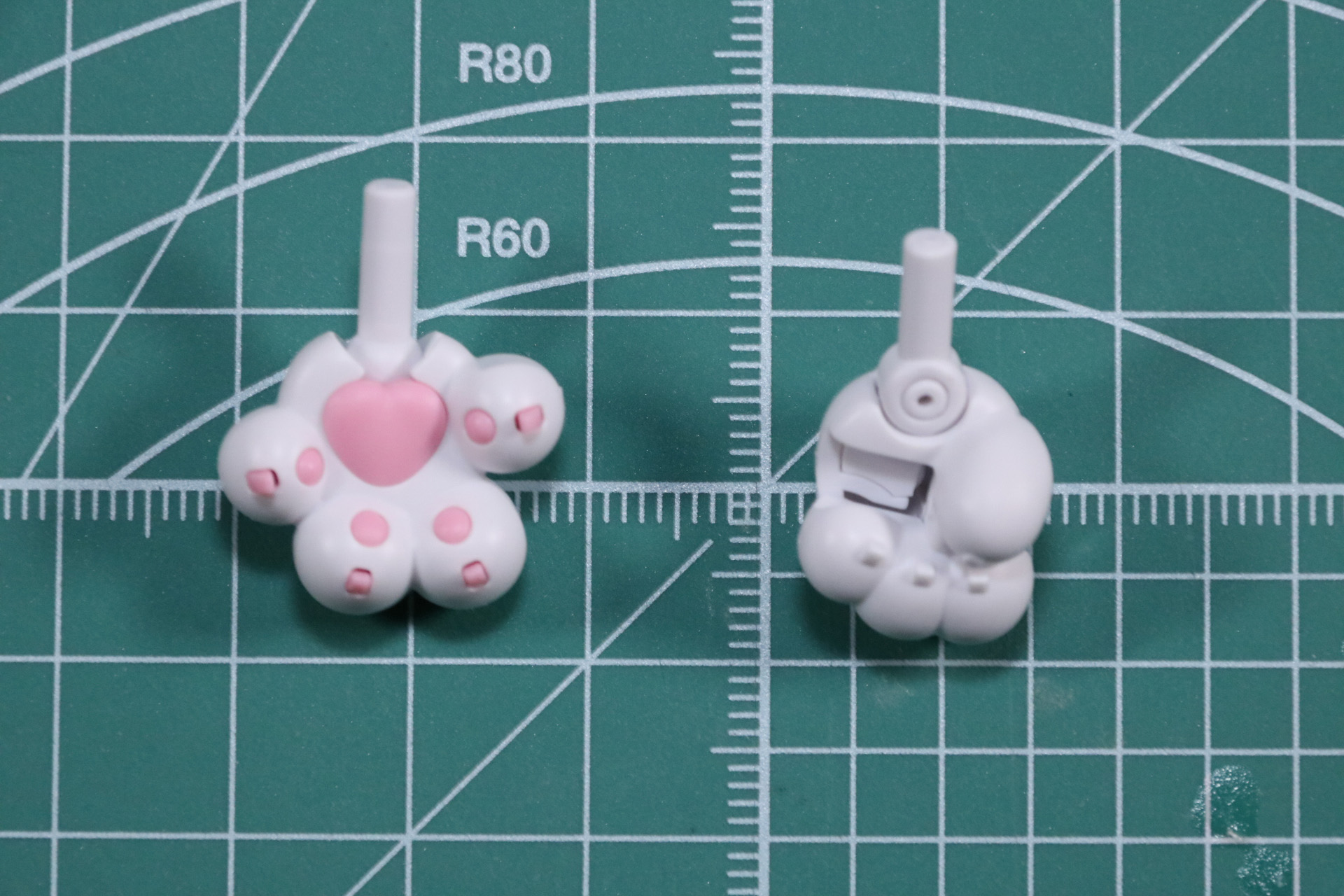 ネコの手型のハンドパーツ（左）
