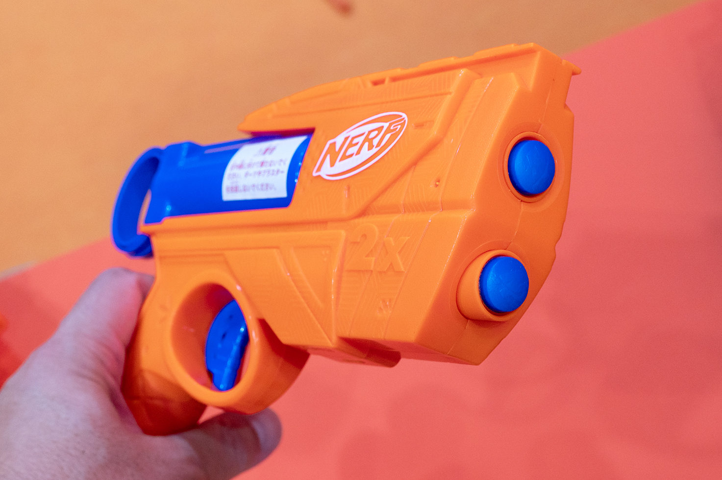 上下2連のバレルにダーツをセットする