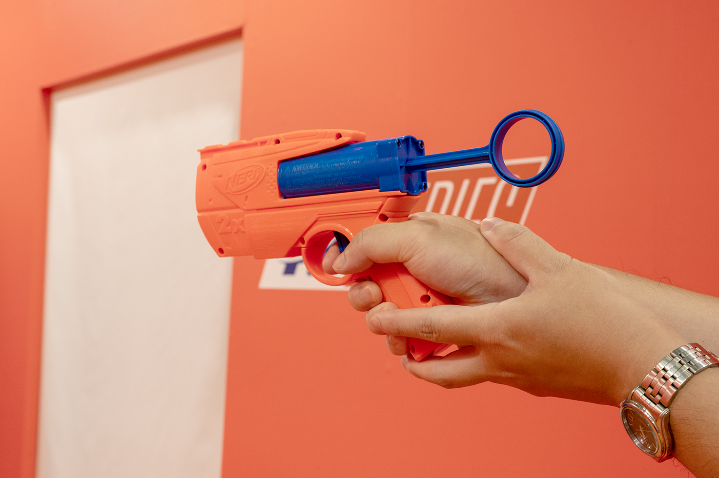 リングを引いてコッキング。トリガーを引いて発射。上下順番に発射される。慣れるまで狙いが難しい