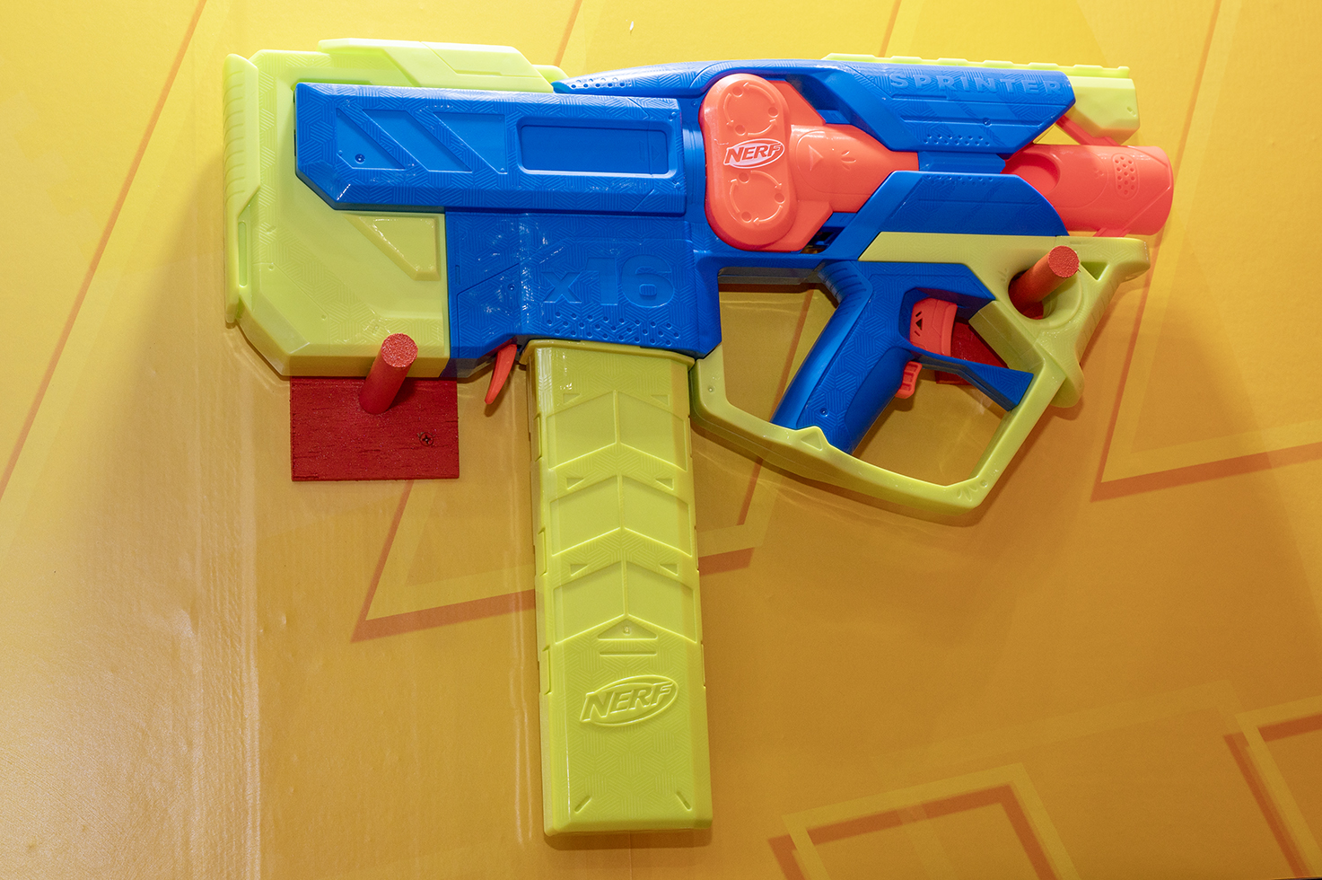 スプリンター（6,400円）電動式で、16発入り弾倉を備える