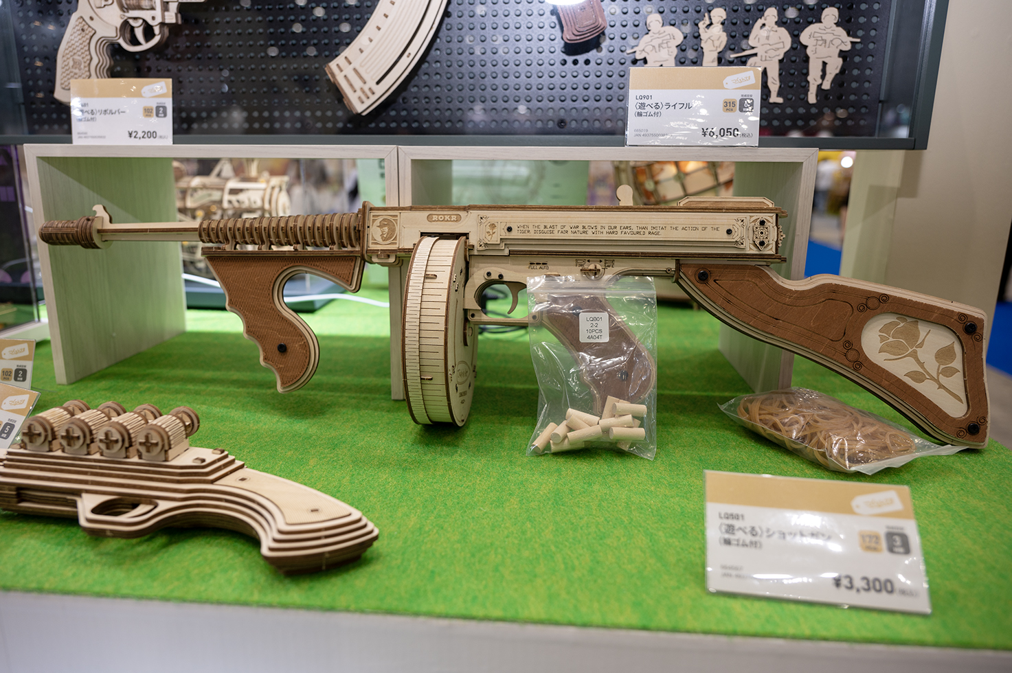 サブマシンガンは、薬莢まで飛び出すこだわりよう