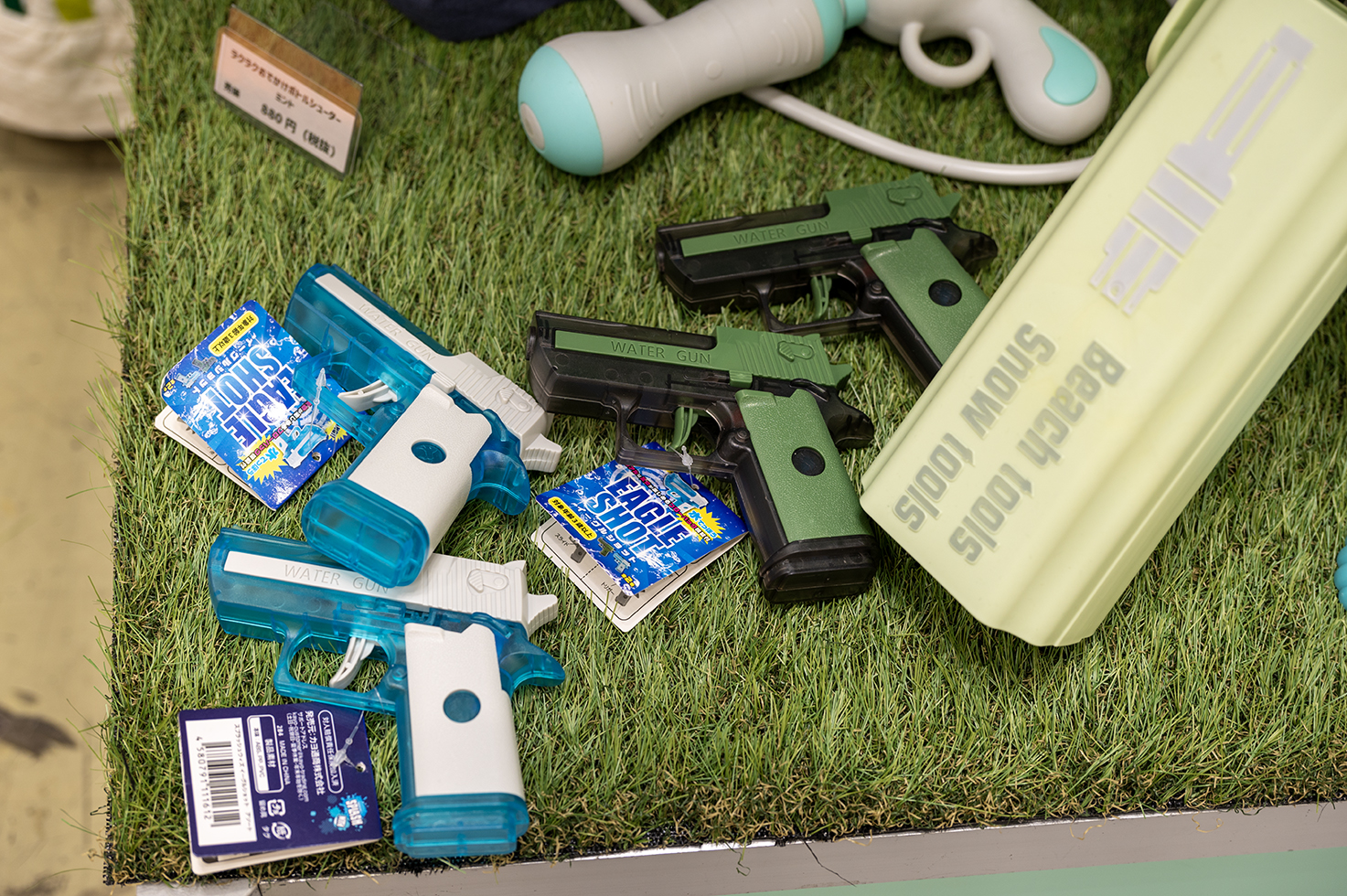 イーグルショット（水鉄砲）など、水辺で楽しむアイテムも展示