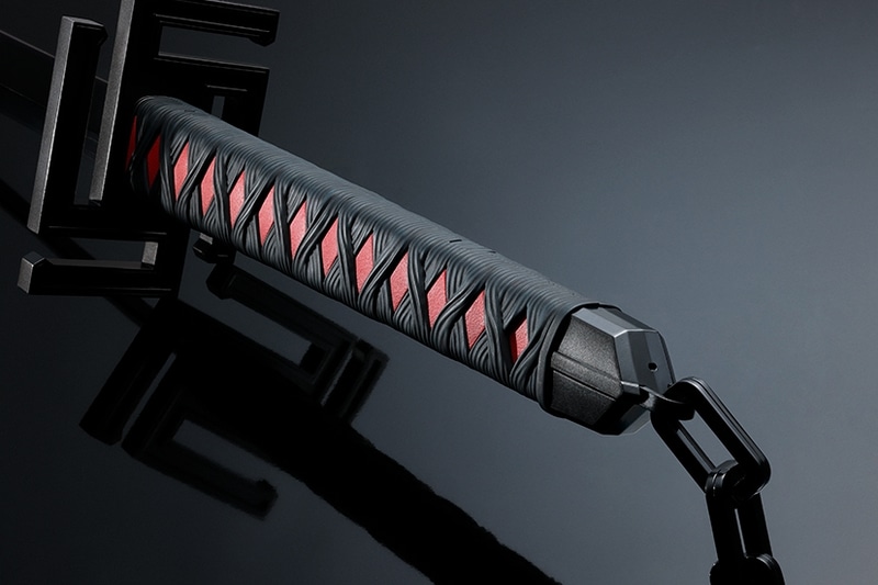 「音声入力ギミック」と「振動ギミック」を搭載し、声を発すると劇中効果音と霊圧の高まりを再現した振動が発動する