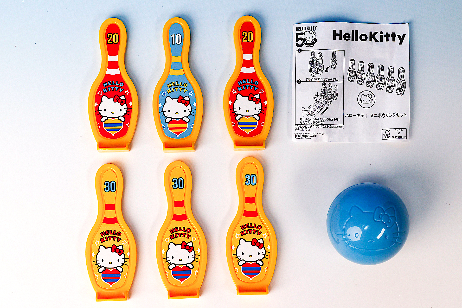 こちらが「ハローキティ ミニボウルリングセット」のおもちゃ袋の中身だ