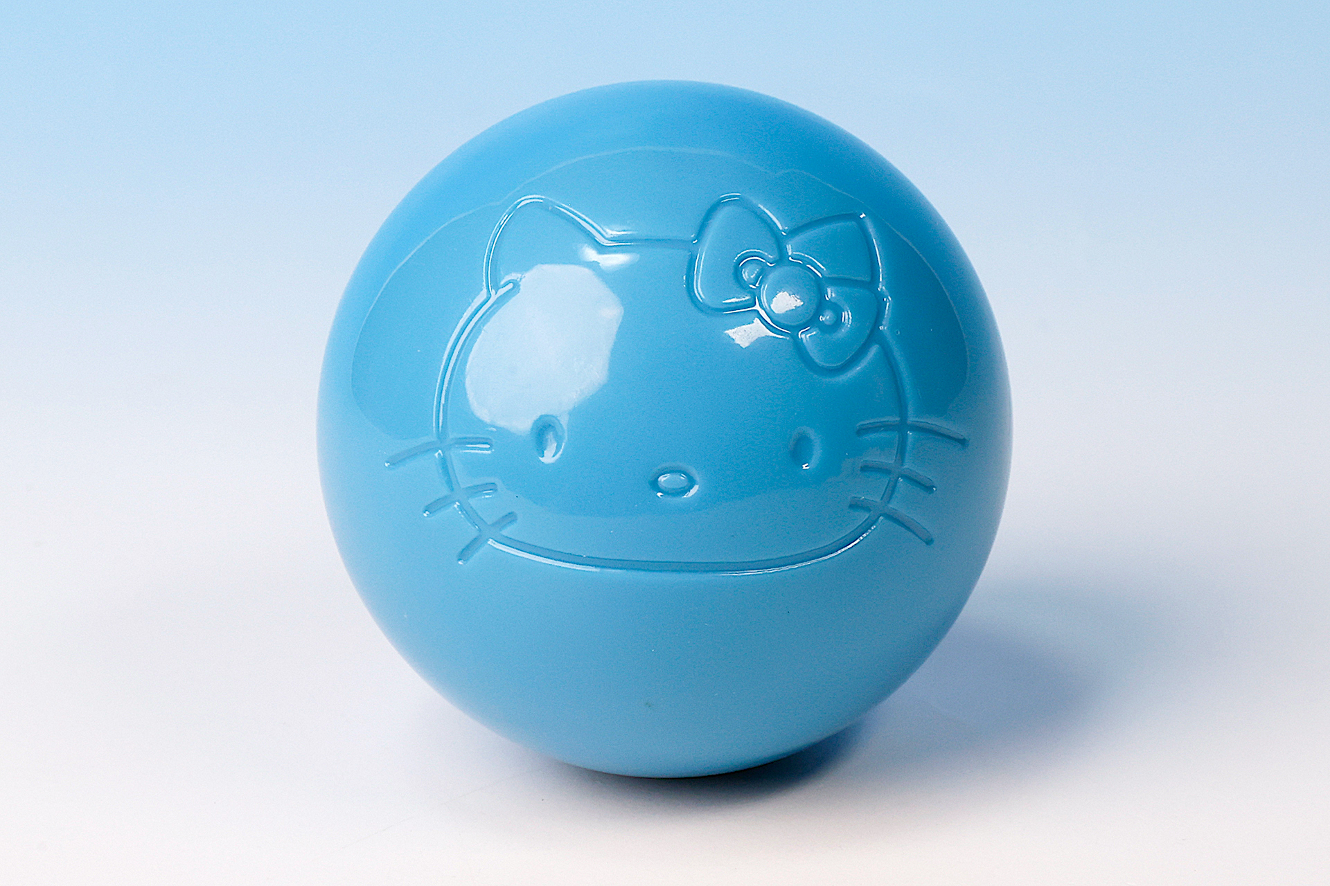 ボールにもハローキティが描かれている