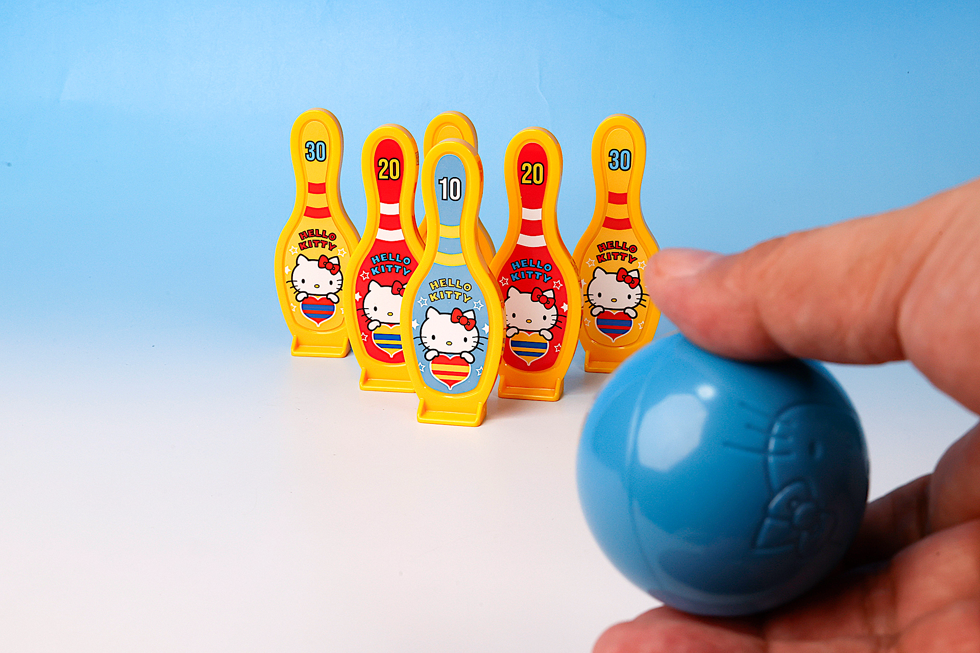 ピンを並べてボールで倒そう。うまくすべてのピンを倒すことはできるかな？