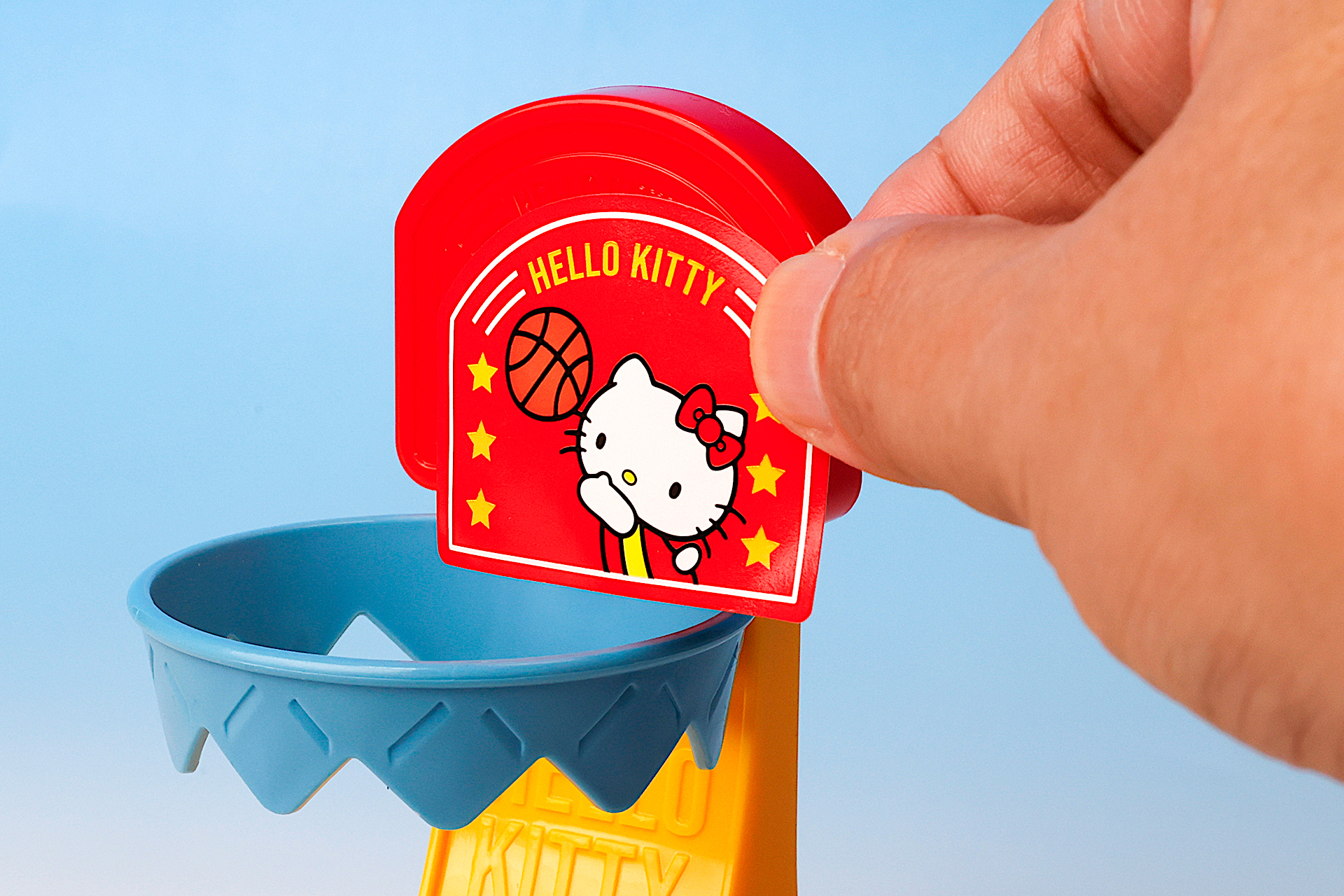 ハローキティのデザインにするためのシールも付属している