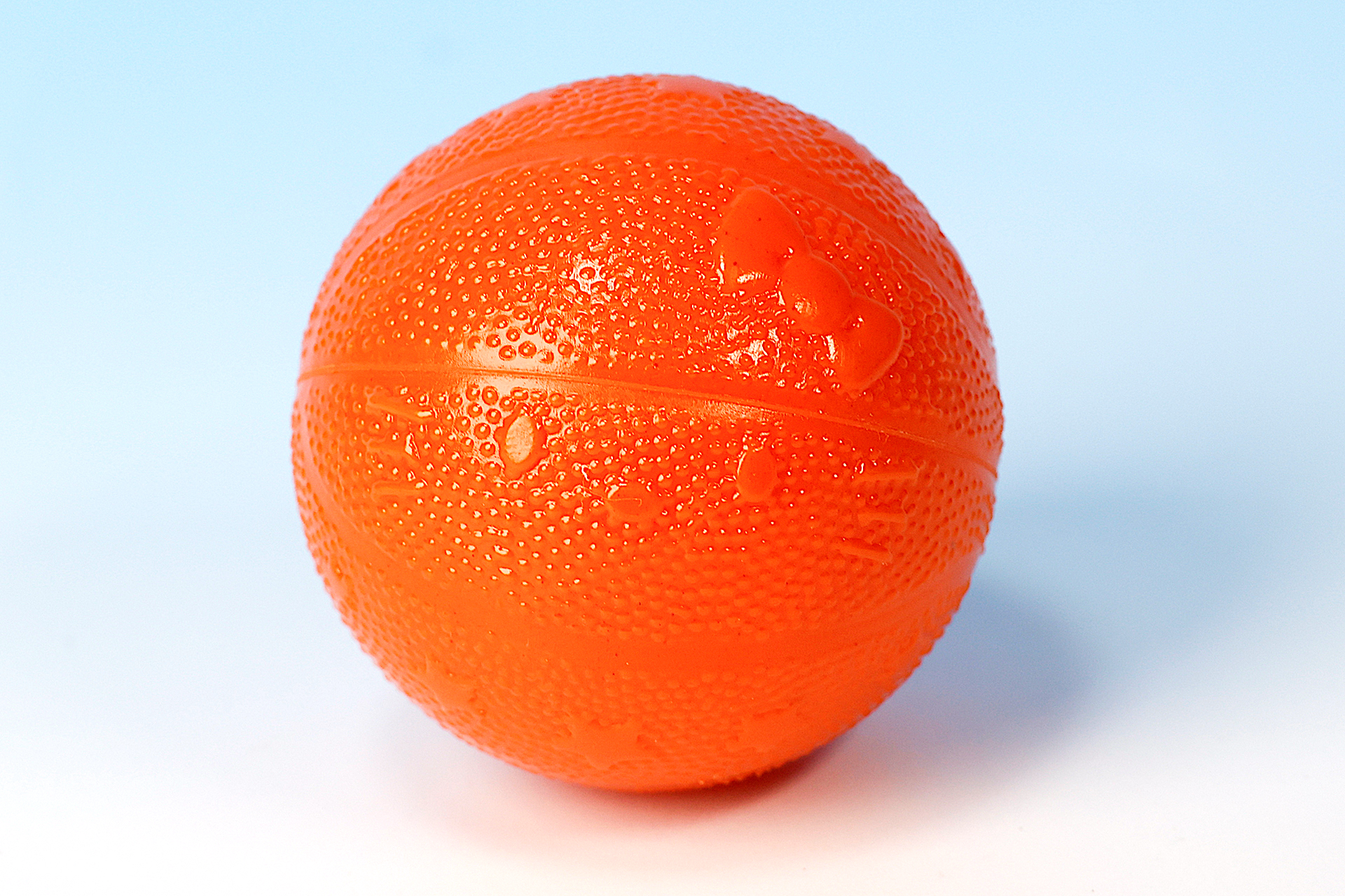 ボールはバスケットボール風のデザインに加えて、よく見るとハローキティの顔も描かれている