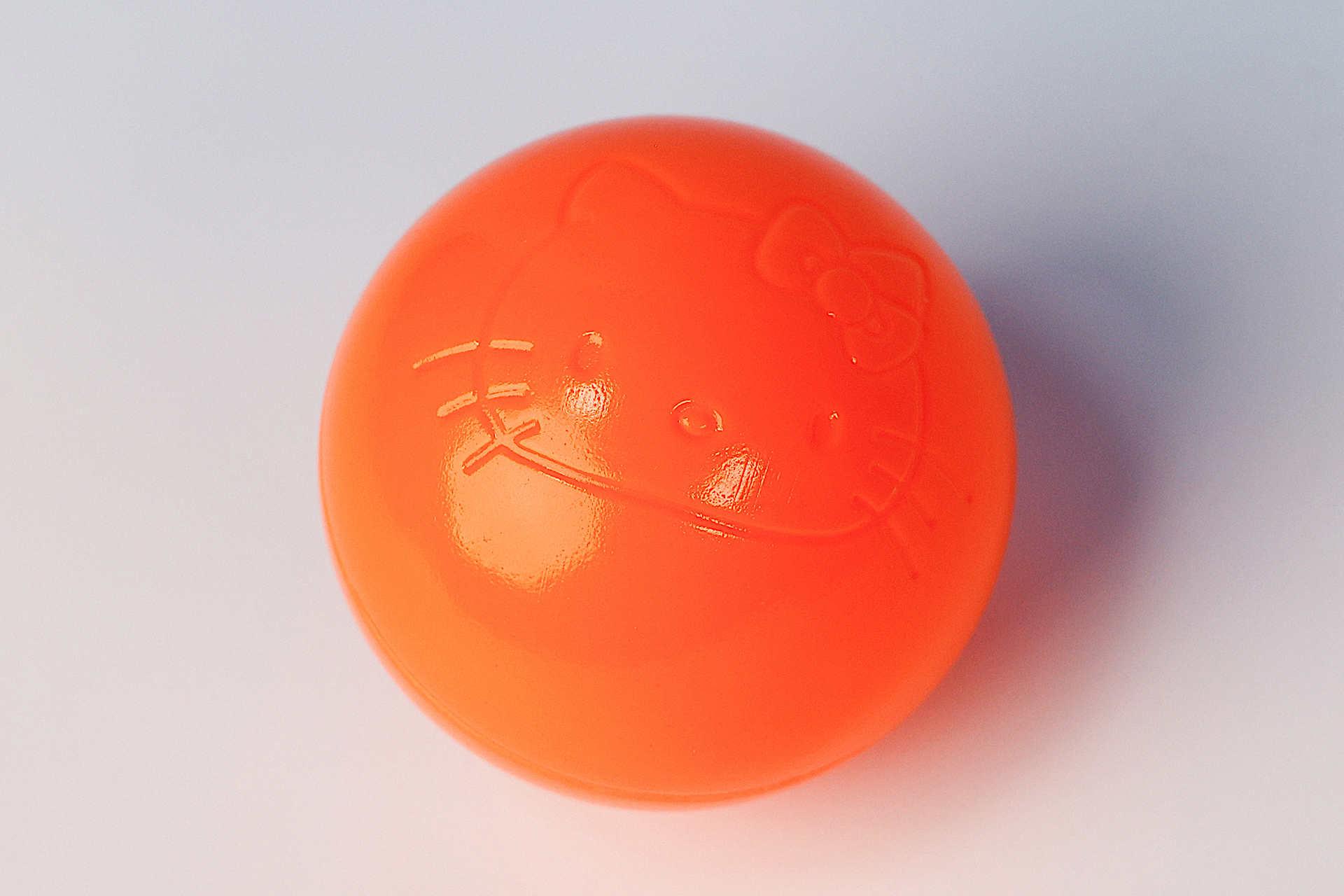 ボールにもハローキティの顔が描かれている