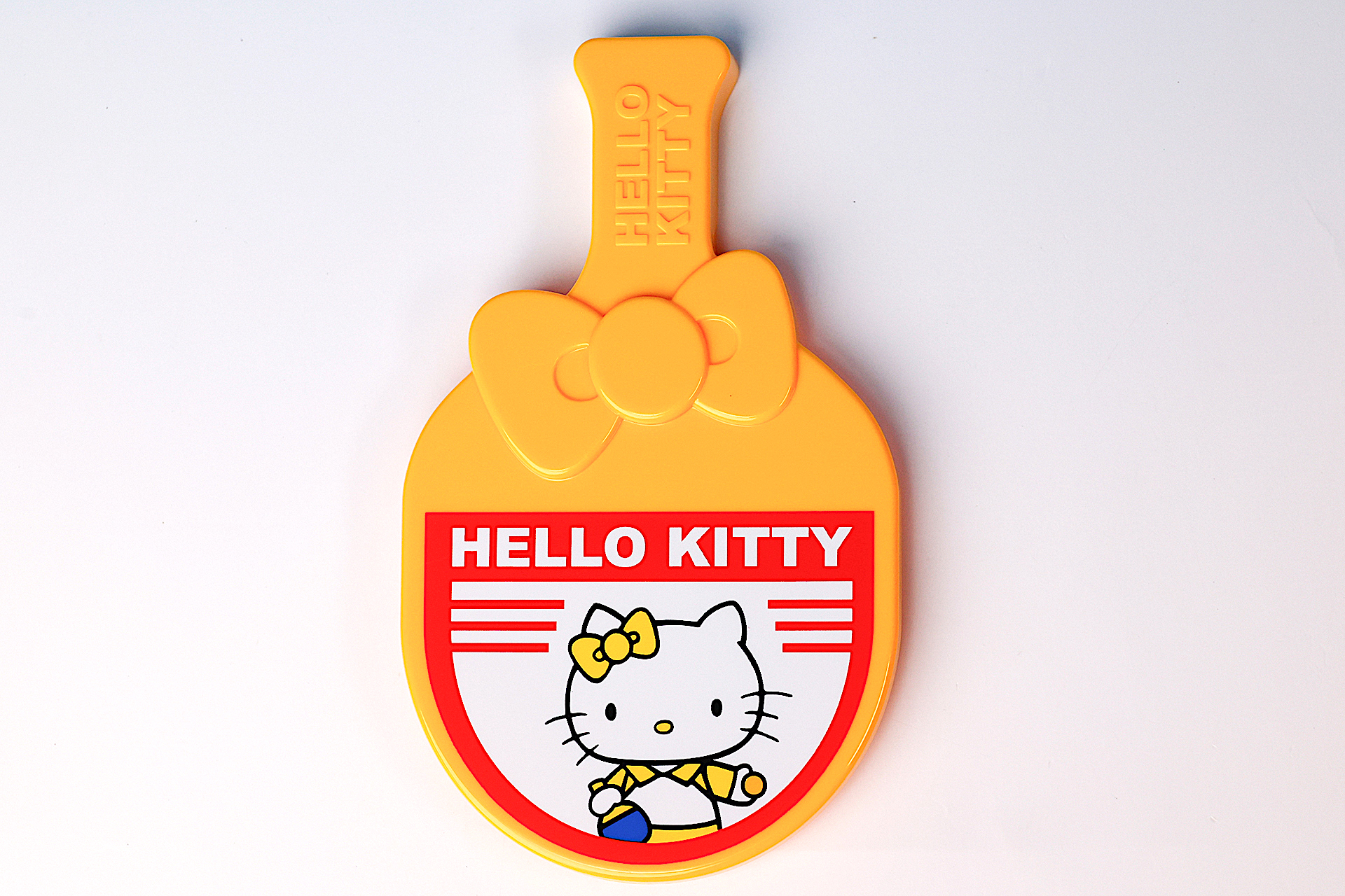 ラケットもハローキティのリボンがあしらわれているなど、凝ったデザインになっている